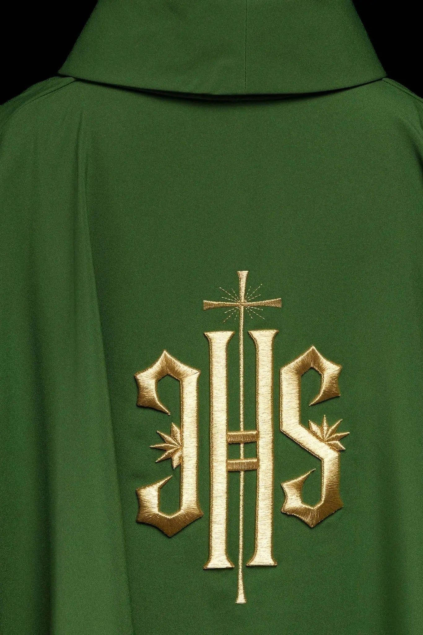 Zielony haftowany ornat ze złotym motywem IHS