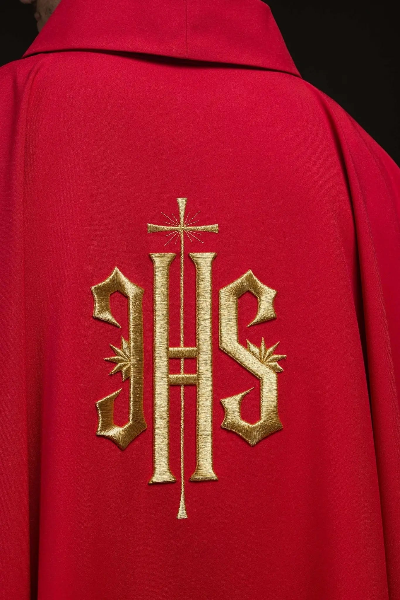 Czerwony ornat haftowany złotym motywem IHS