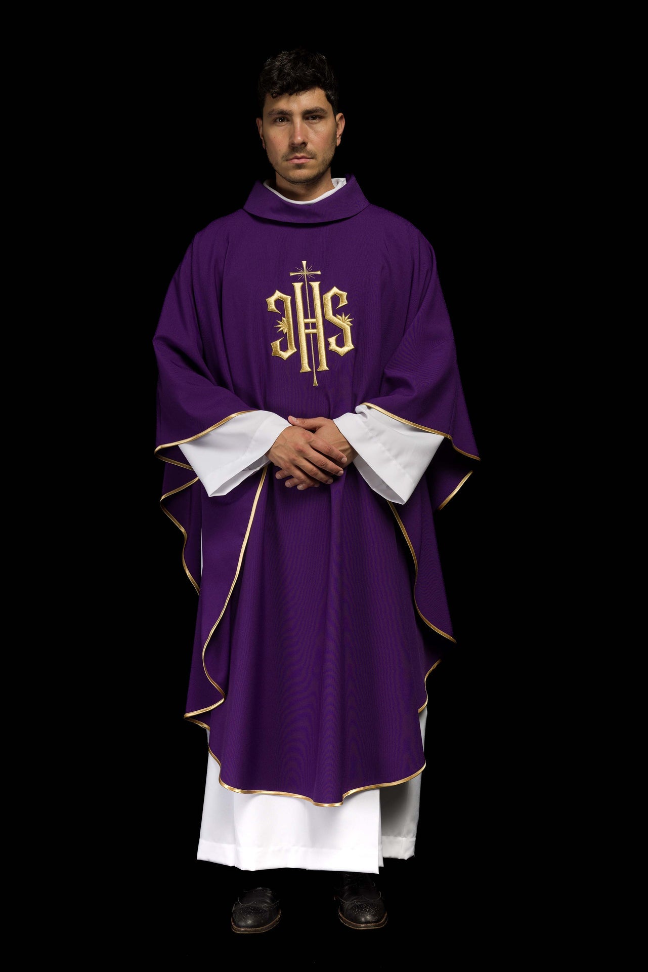 Fioletowy ornat haftowany z złotym motywem IHS - ORNATY.PL