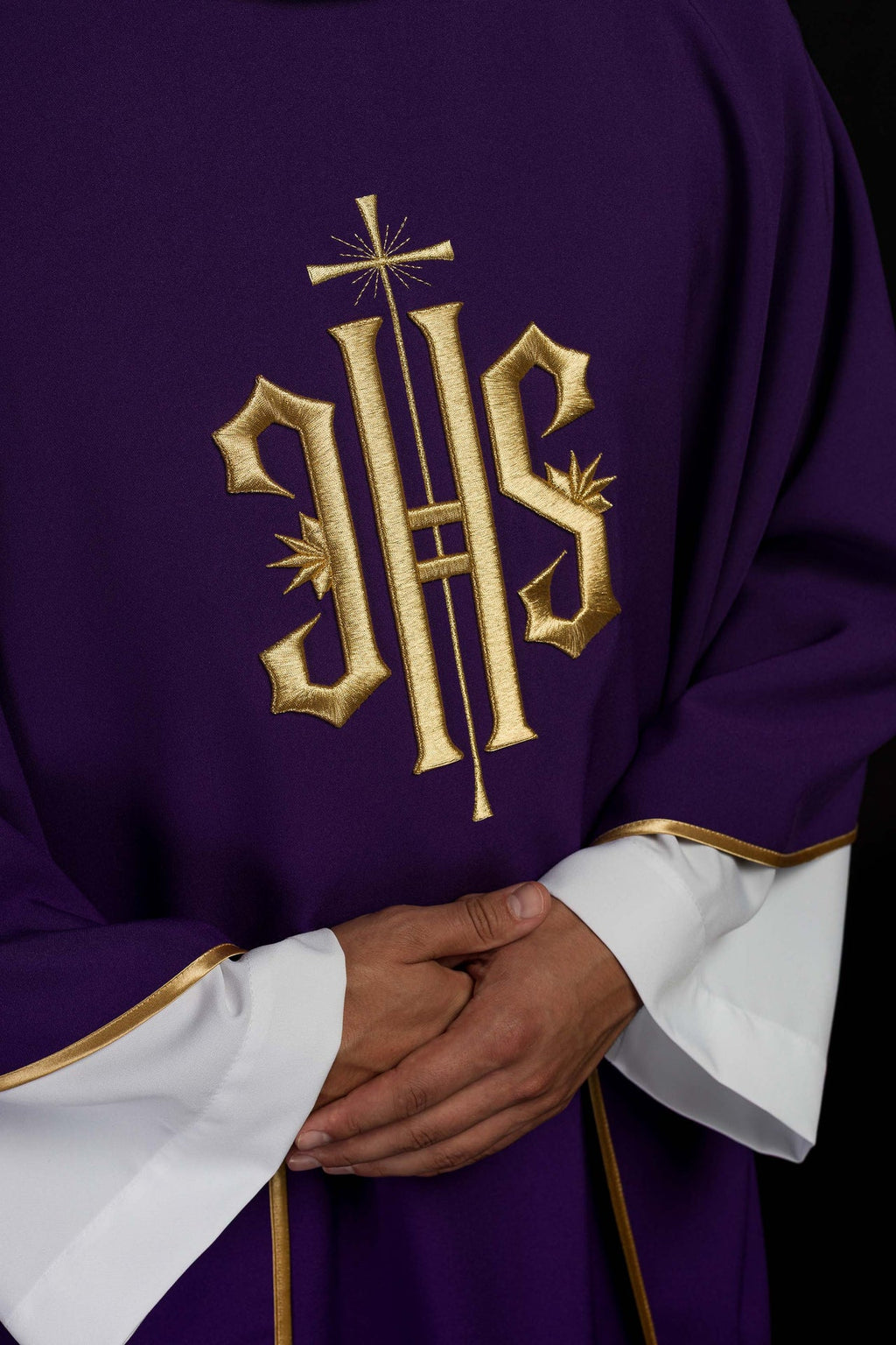 Fioletowy ornat haftowany z złotym motywem IHS - ORNATY.PL