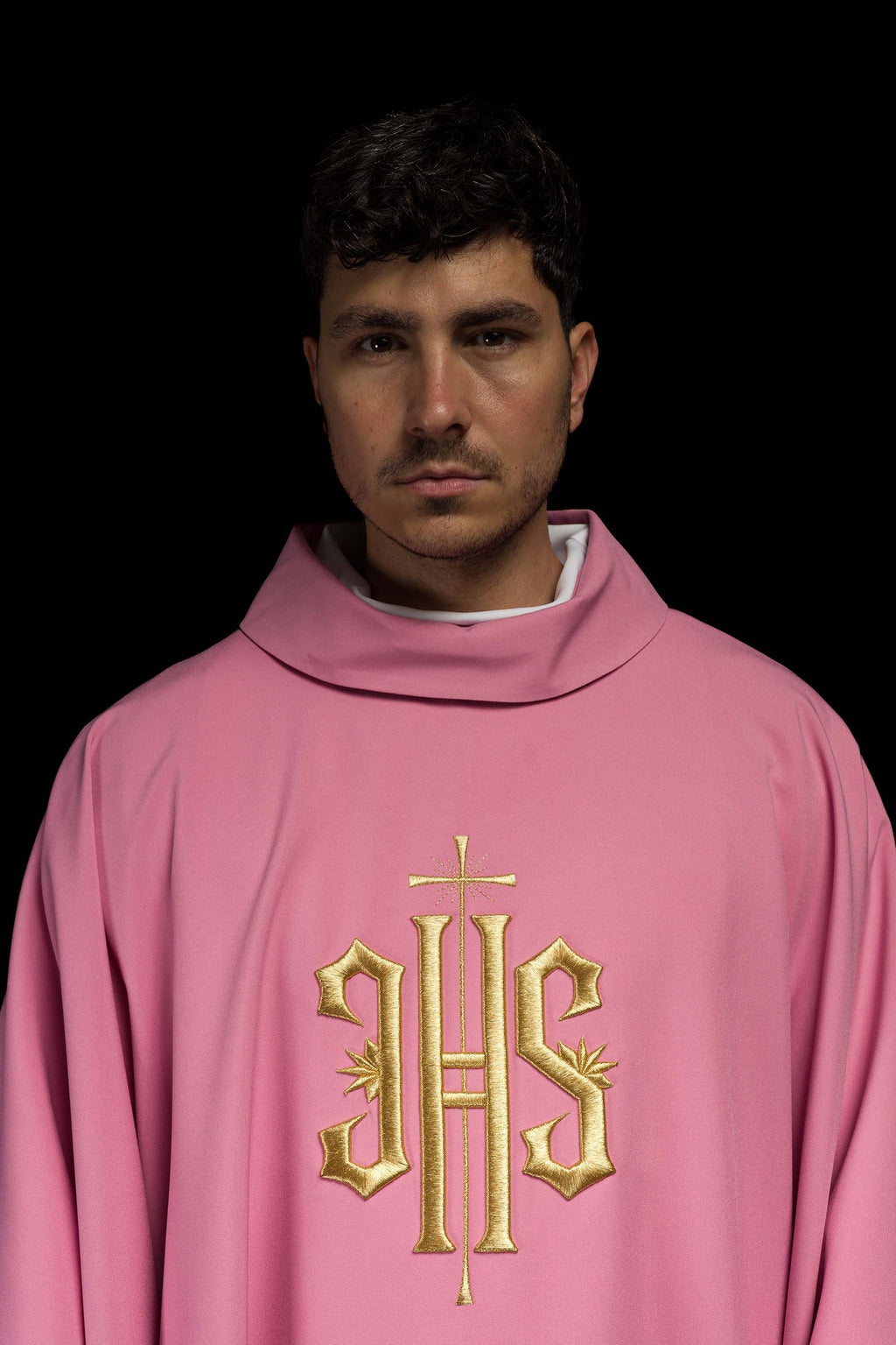 Ornat haftowany z wzorem IHS w kolorze różowym - ORNATY.PL