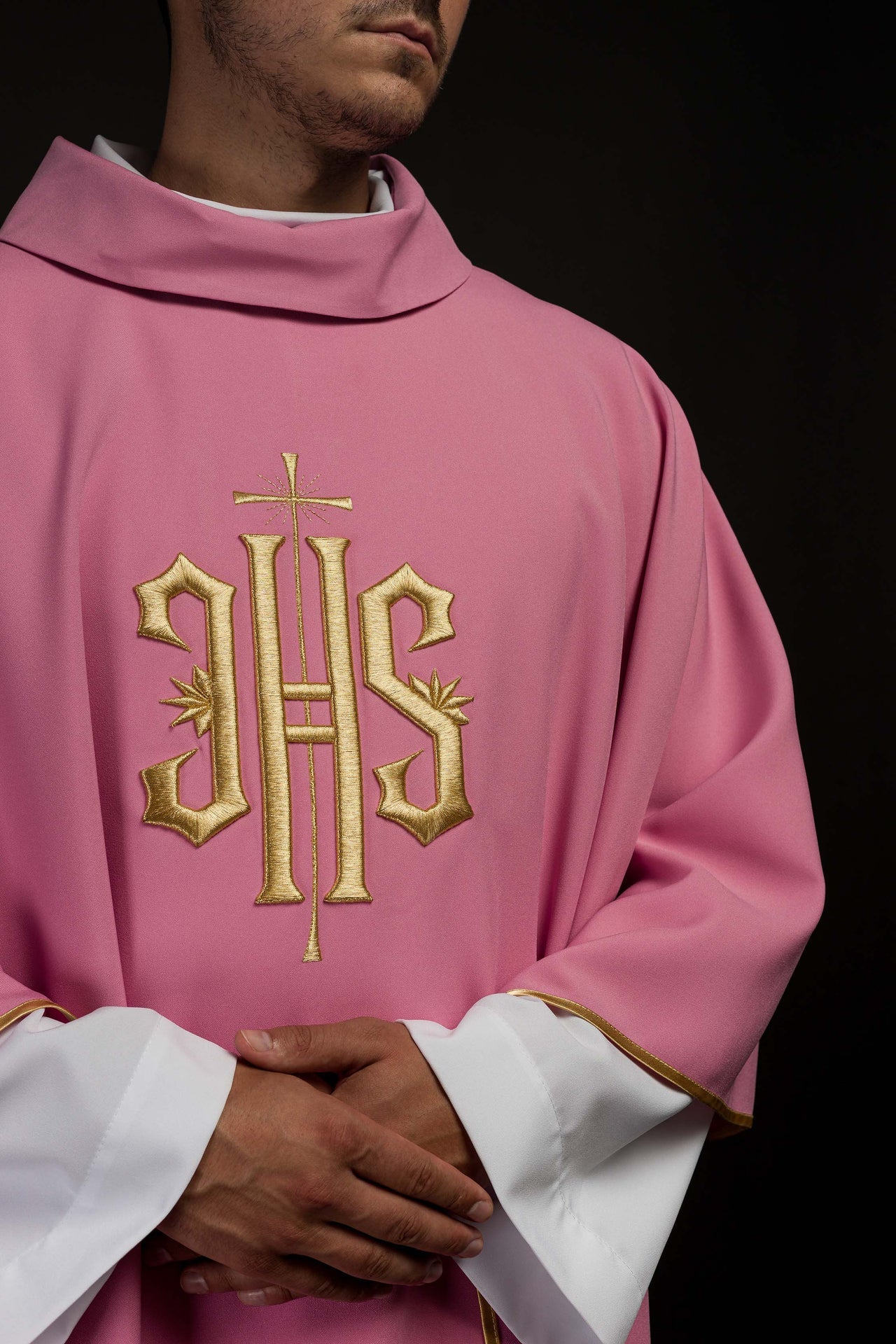 Ornat haftowany z wzorem IHS w kolorze różowym - ORNATY.PL