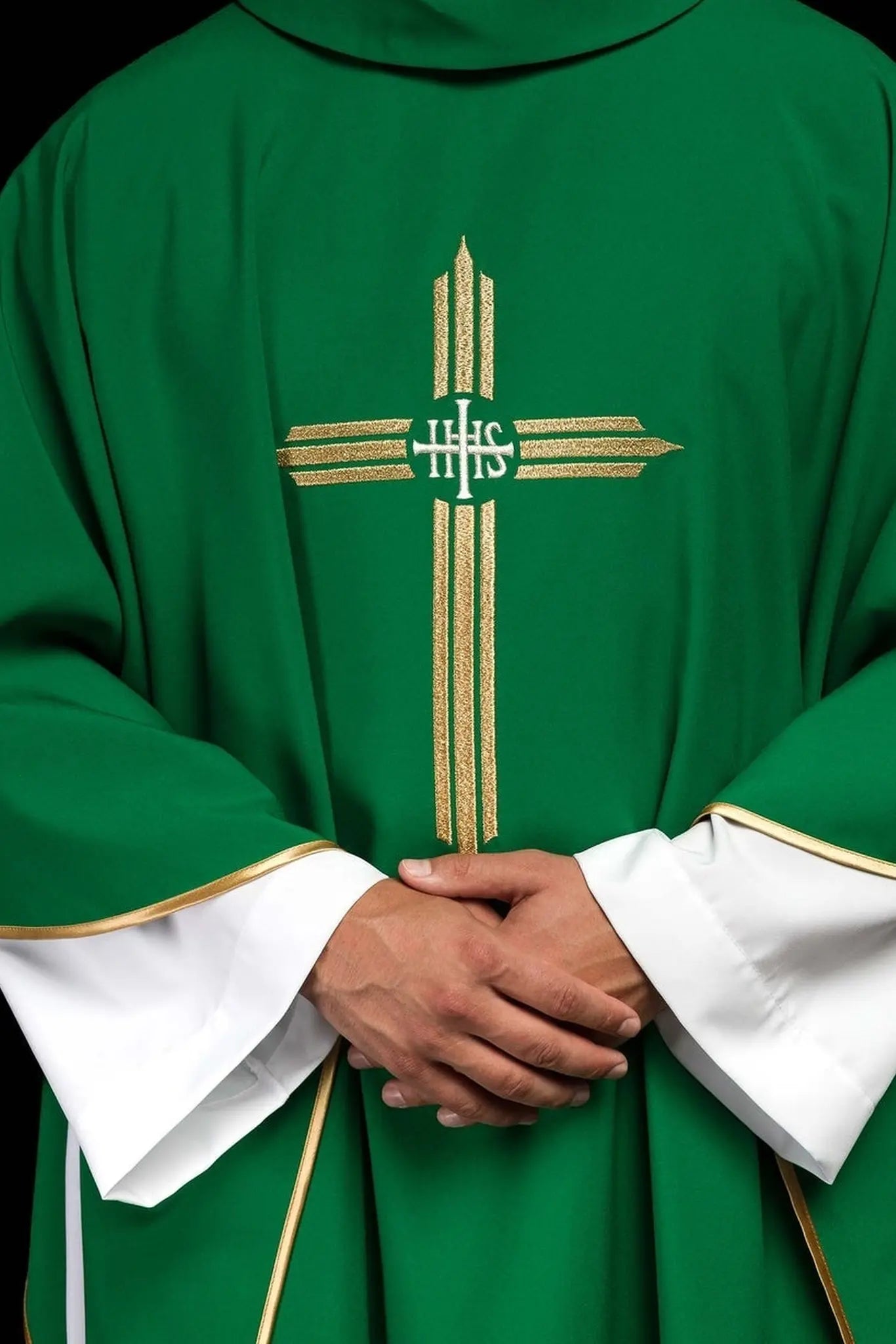 Zielony haftowany ornat z krzyżem IHS
