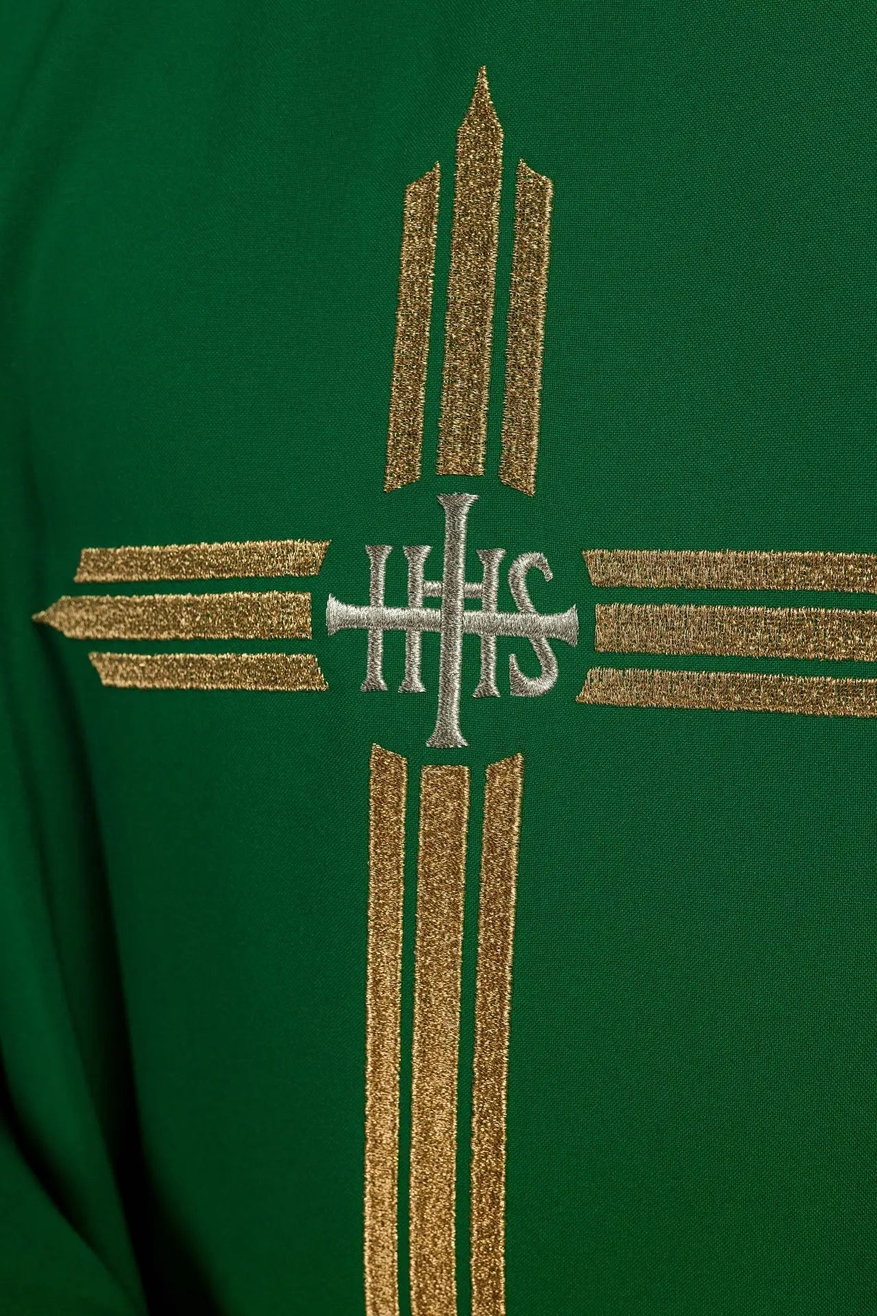 Zielony haftowany ornat z krzyżem IHS