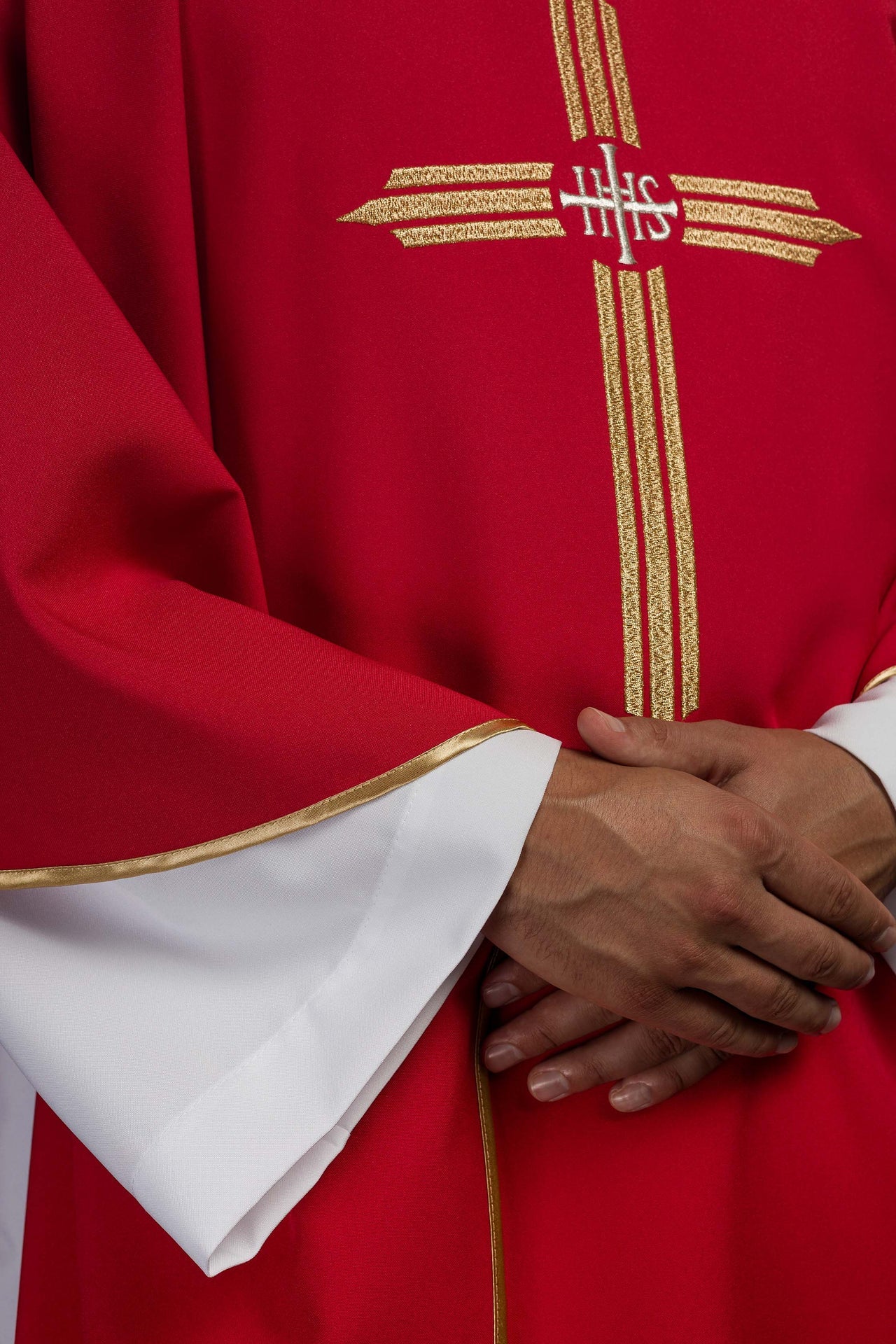 Czerwony ornat haftowany z Krzyżem IHS - ORNATY.PL