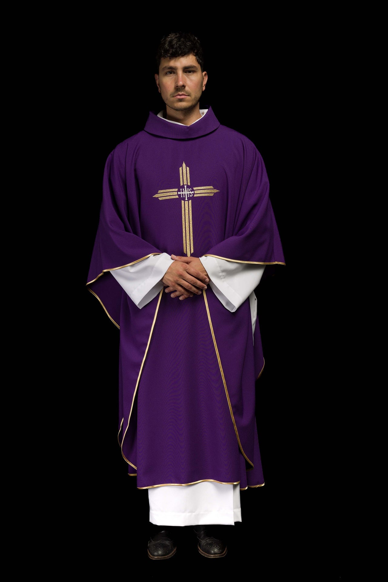 Fioletowy ornat haftowany z Krzyżem IHS - ORNATY.PL