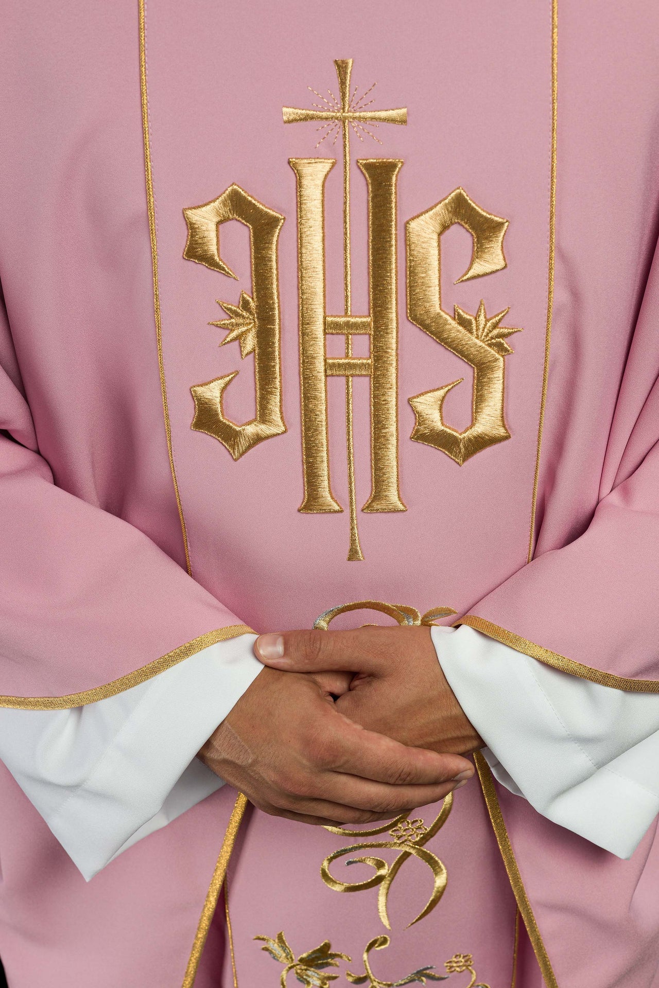 Różowy ornat haftowany IHS - ORNATY.PL