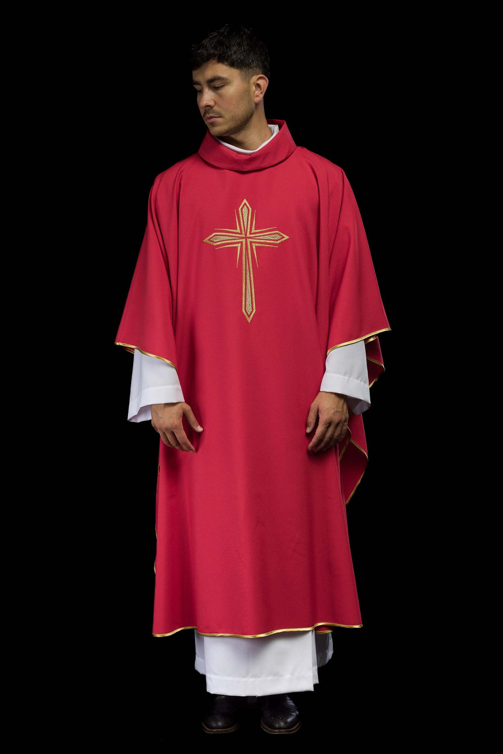 Czerwony ornat haftowany z wzorem krzyża - ORNATY.PL