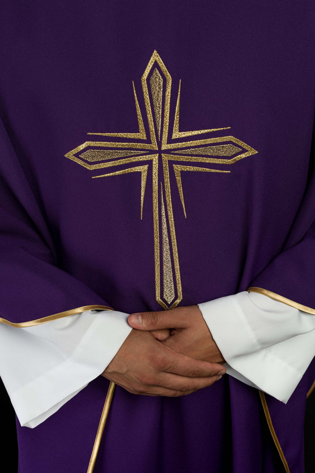 Fioletowy ornat z haftem krzyża i złotą lamówką - ORNATY.PL