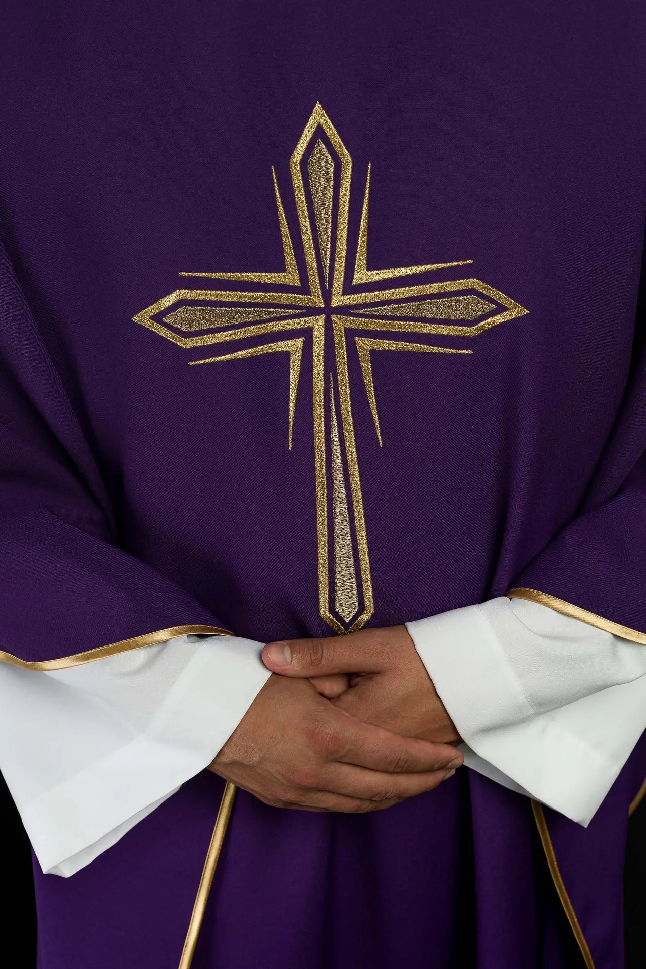 Fioletowy ornat liturgiczny z haftem krzyża i złotym wykończeniem