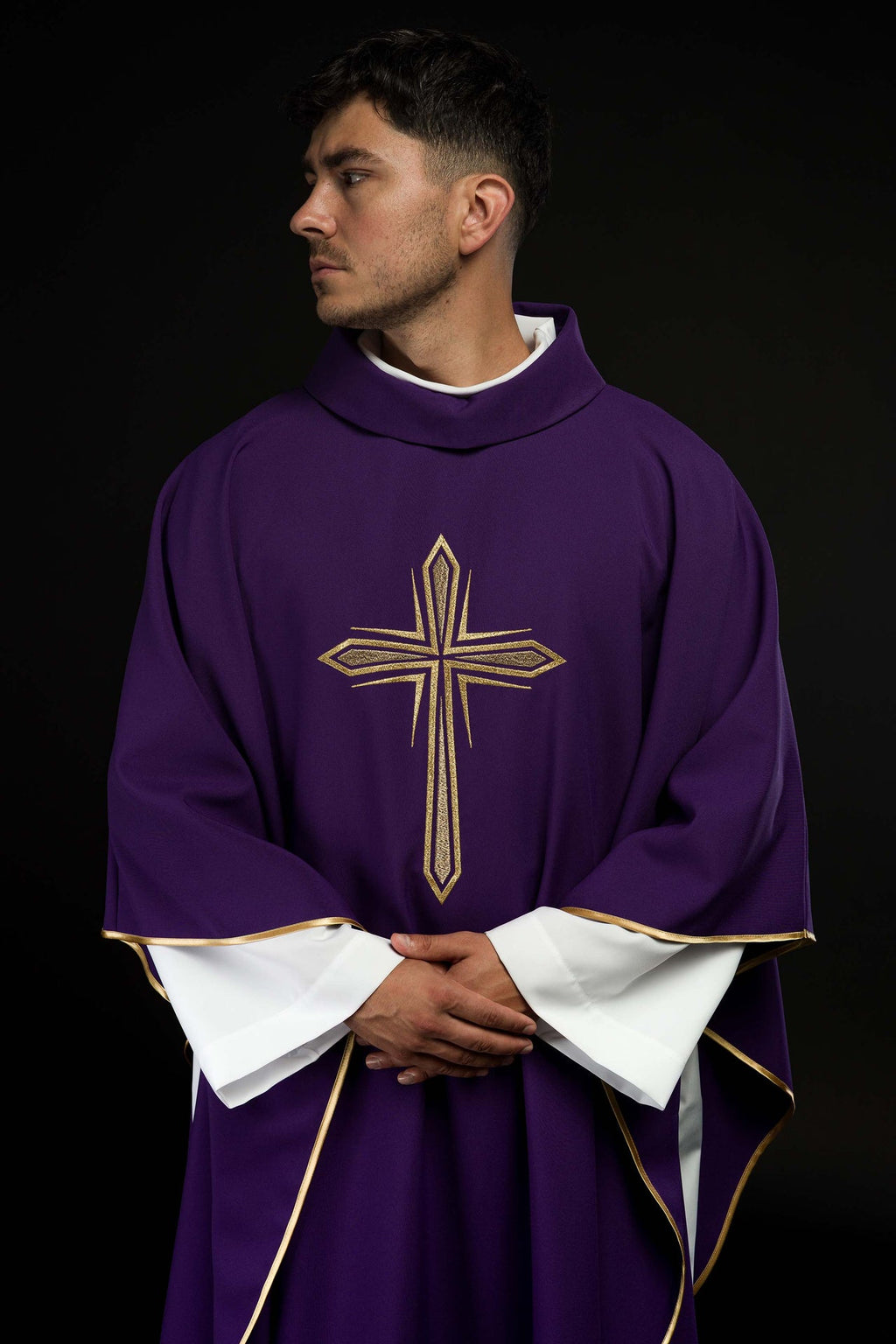Fioletowy ornat z haftem krzyża i złotą lamówką - ORNATY.PL