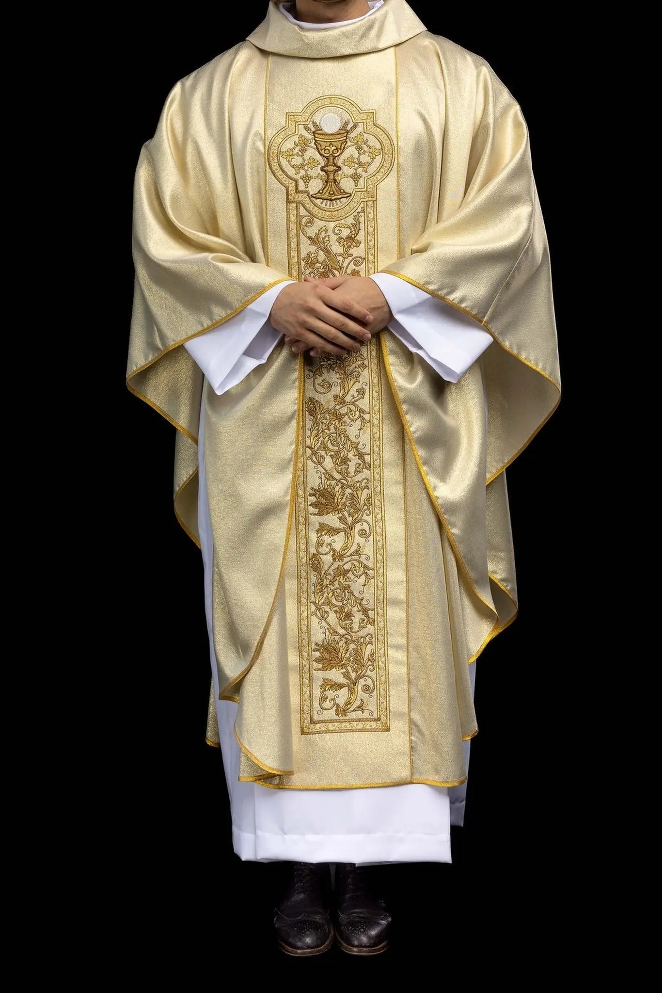Złota kapa z haftem kielicha eucharystycznego