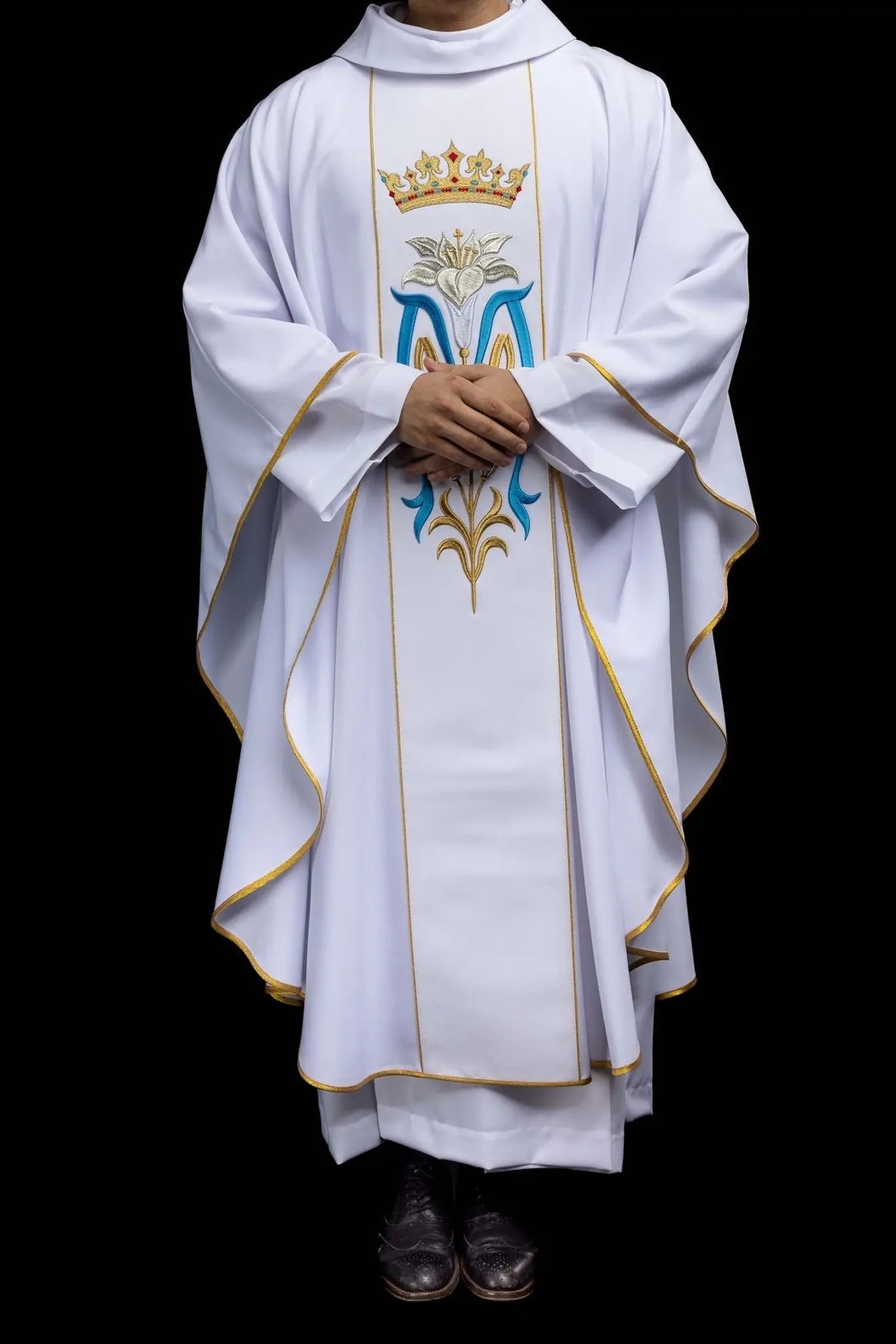 Biały ornat maryjny z haftem korony