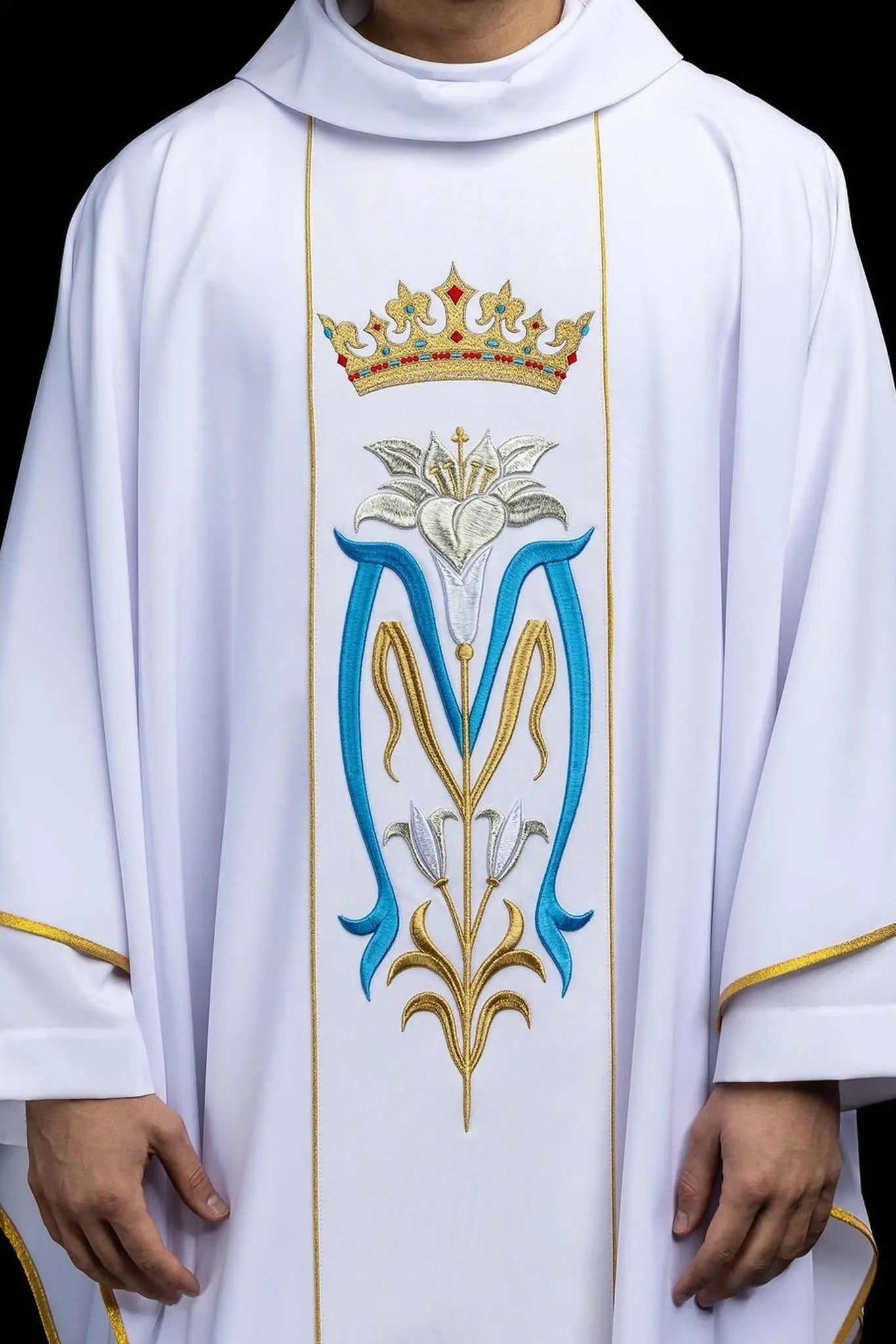 Biała ornat maryjny z haftem korony