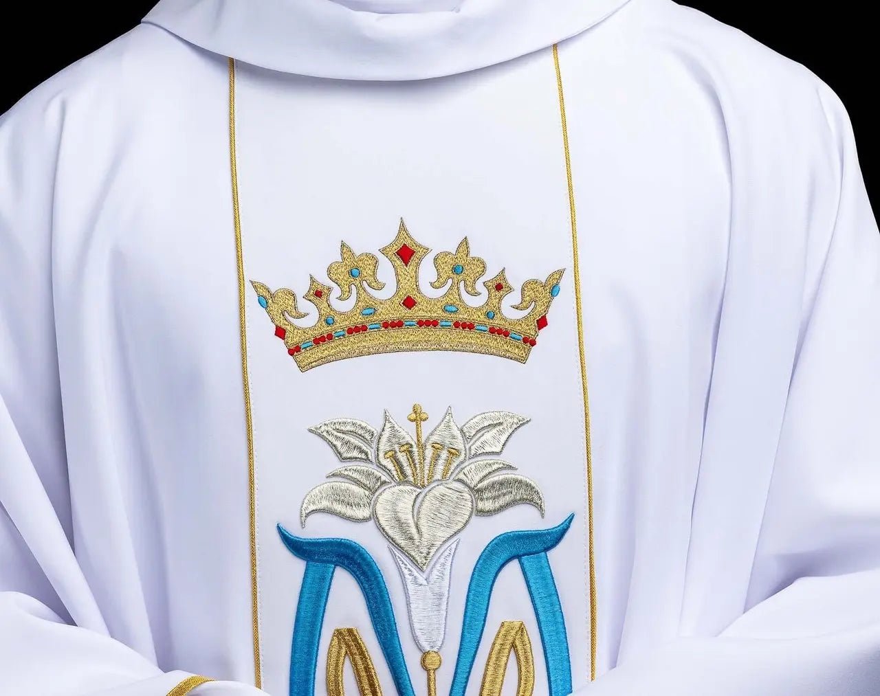 Biały ornat maryjny z haftem korony