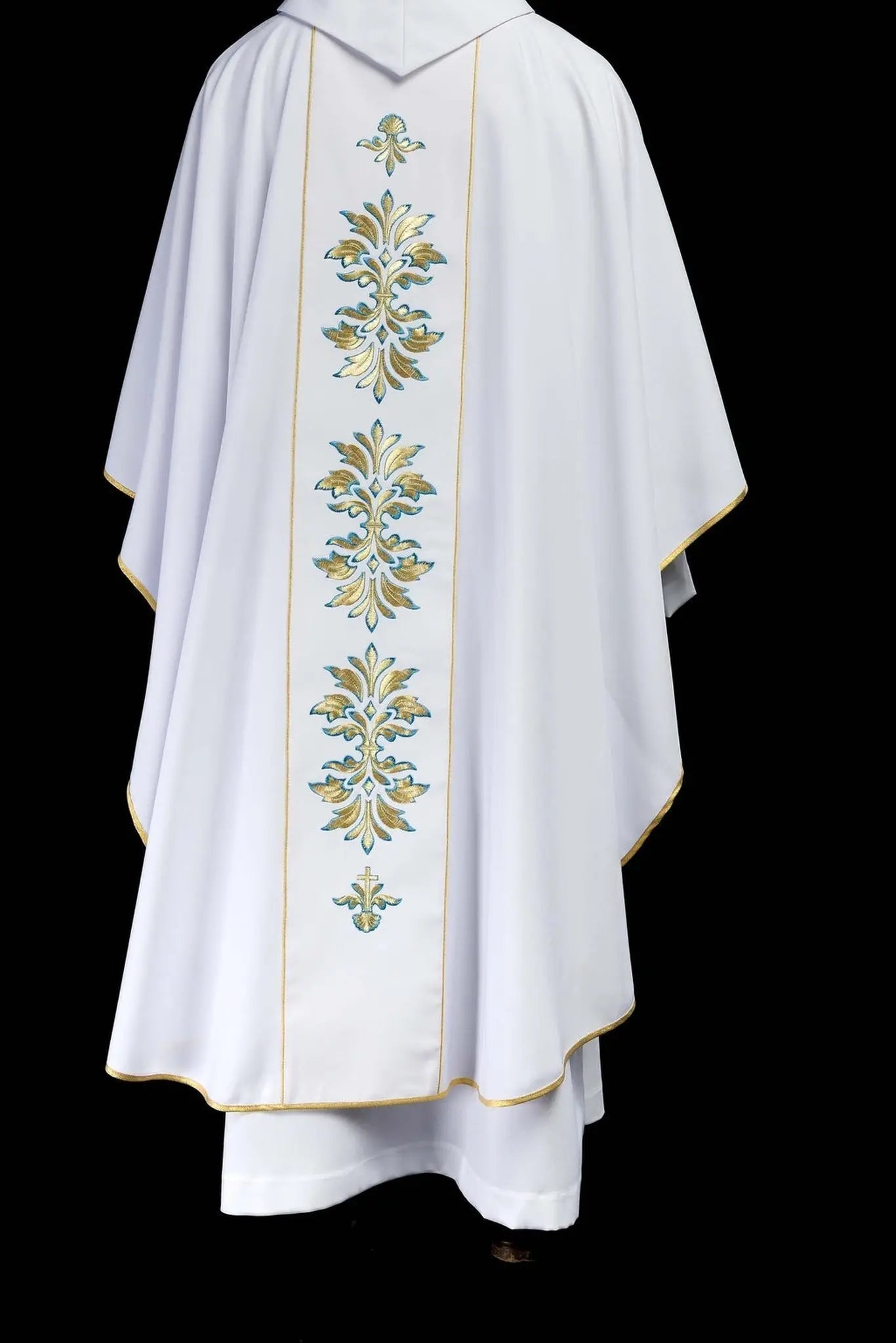 Embroidered chasuble with Marian motif White