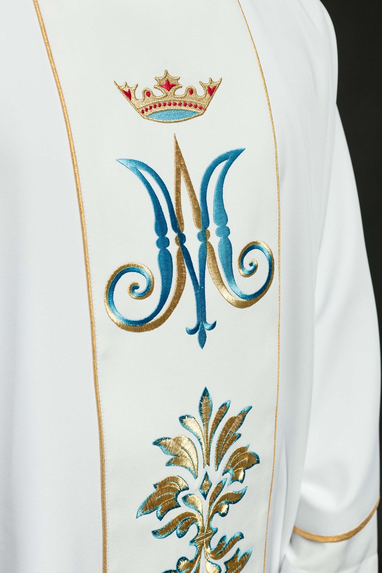 Ornat haftowany z motywem Maryjnym Biały - ORNATY.PL