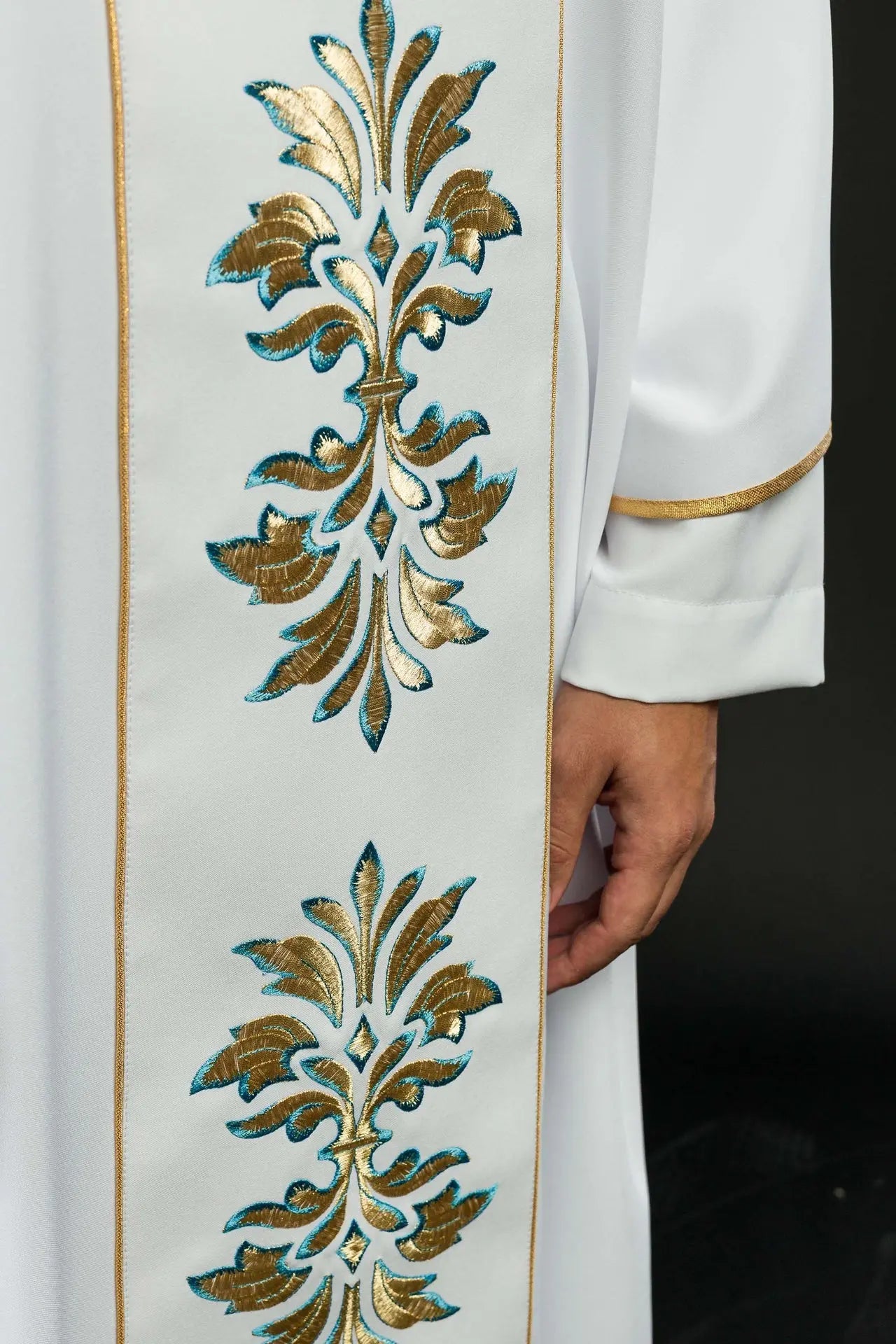 Embroidered chasuble with Marian motif White