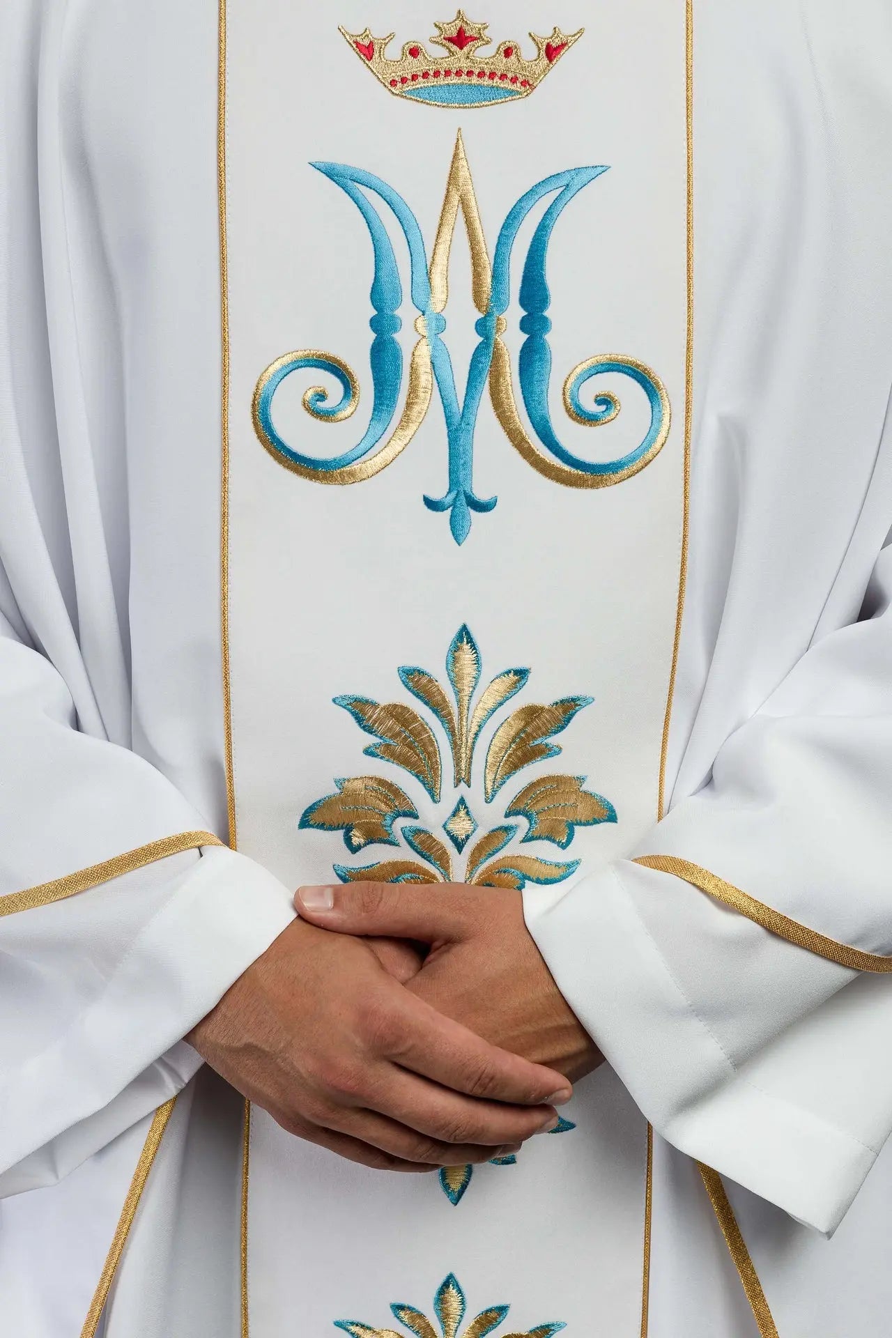 Embroidered chasuble with Marian motif White