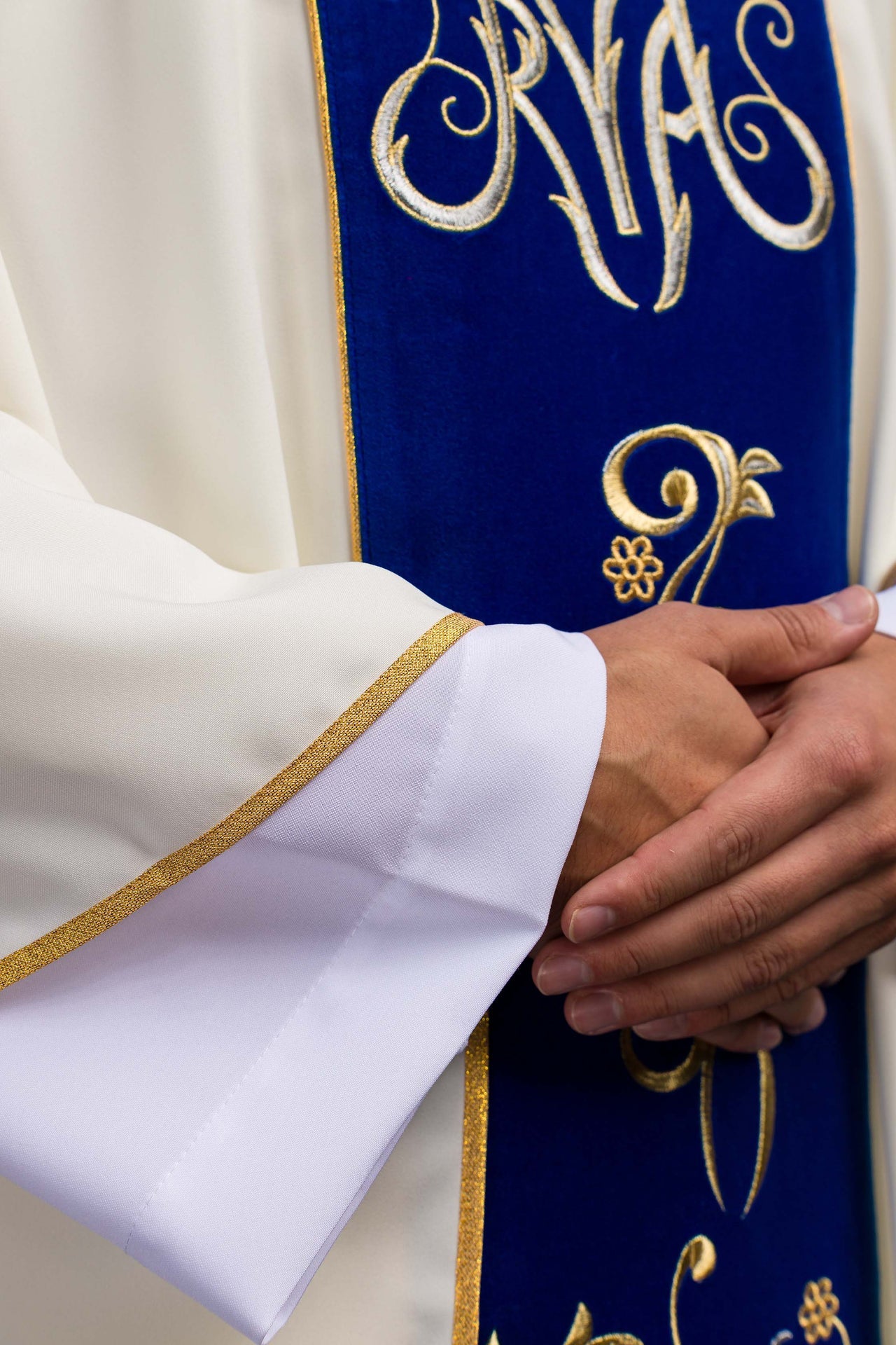 Ornat liturgiczny Maryjny z niebieskim haftowanym pasem