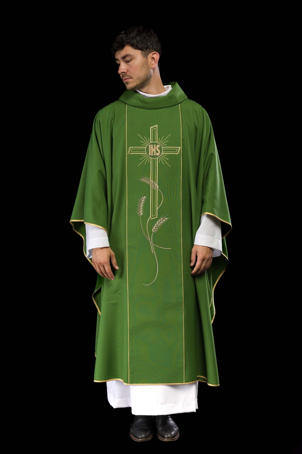 Zielony ornat z szerokim haftowanym złotym pasem Krzyż IHS - ORNATY.PL
