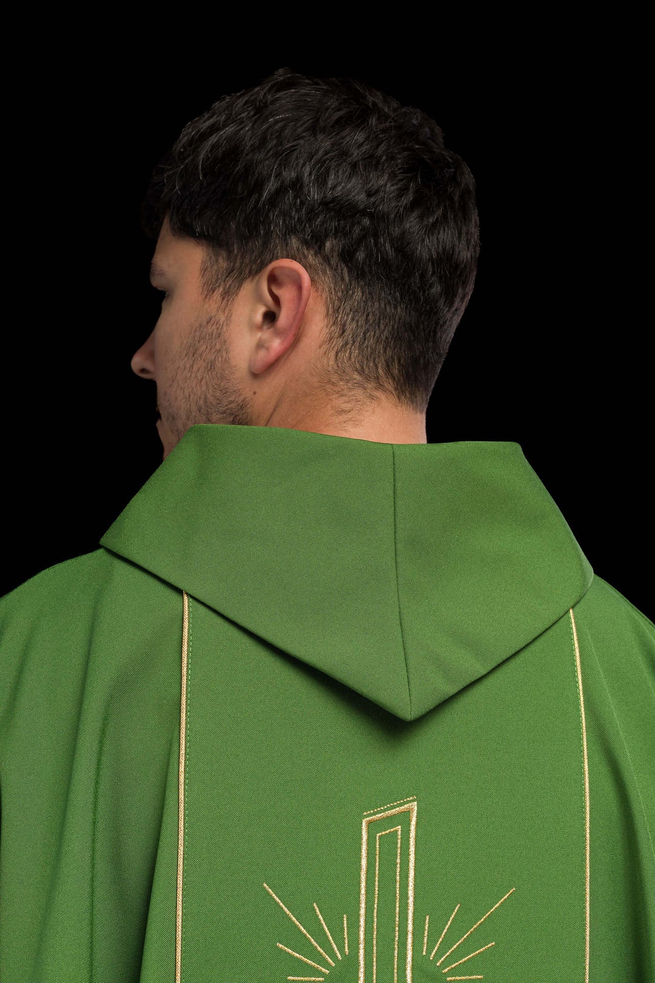 Zielony ornat z szerokim haftowanym złotym pasem Krzyż IHS - ORNATY.PL