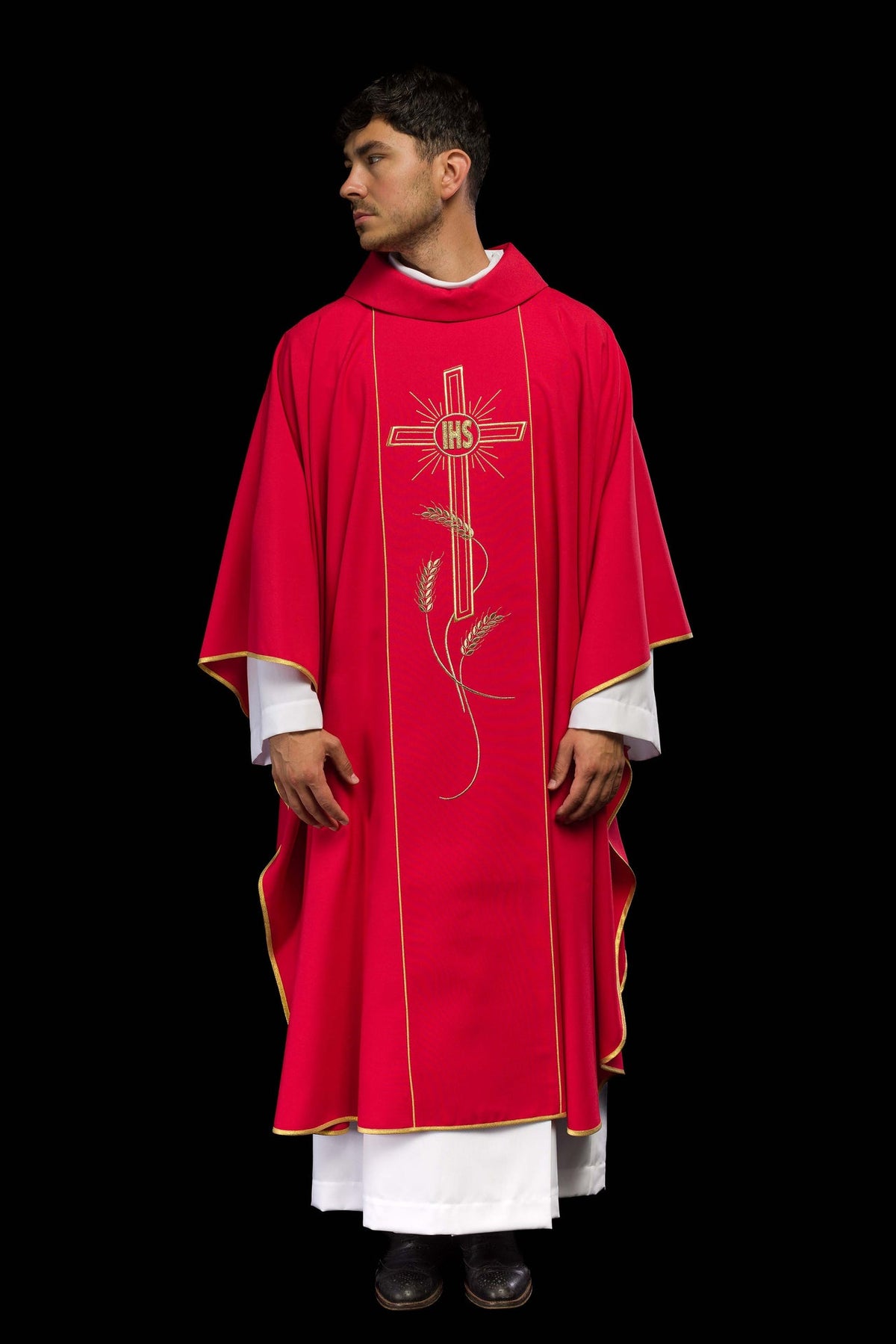 Czerwony ornat z szerokim haftowanym złotym pasem Krzyż IHS - ORNATY.PL