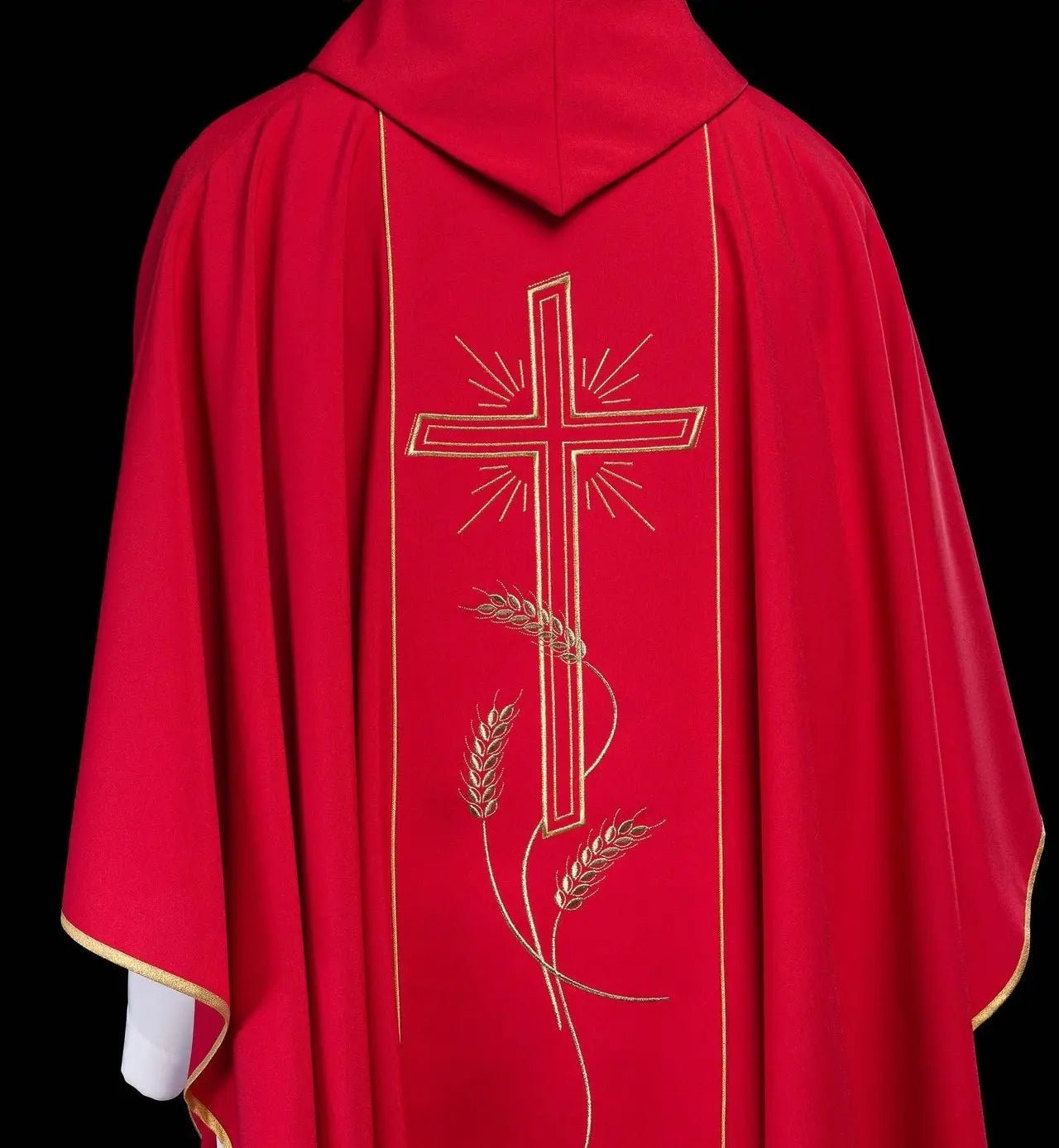 Czerwony ornat liturgiczny z szerokim haftowanym złotym pasem i krzyżem IHS