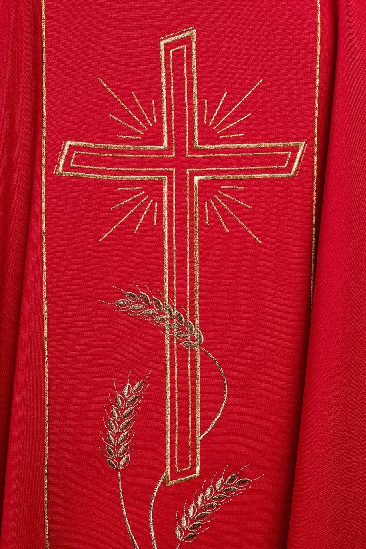 Czerwony ornat z szerokim haftowanym złotym pasem Krzyż IHS - ORNATY.PL