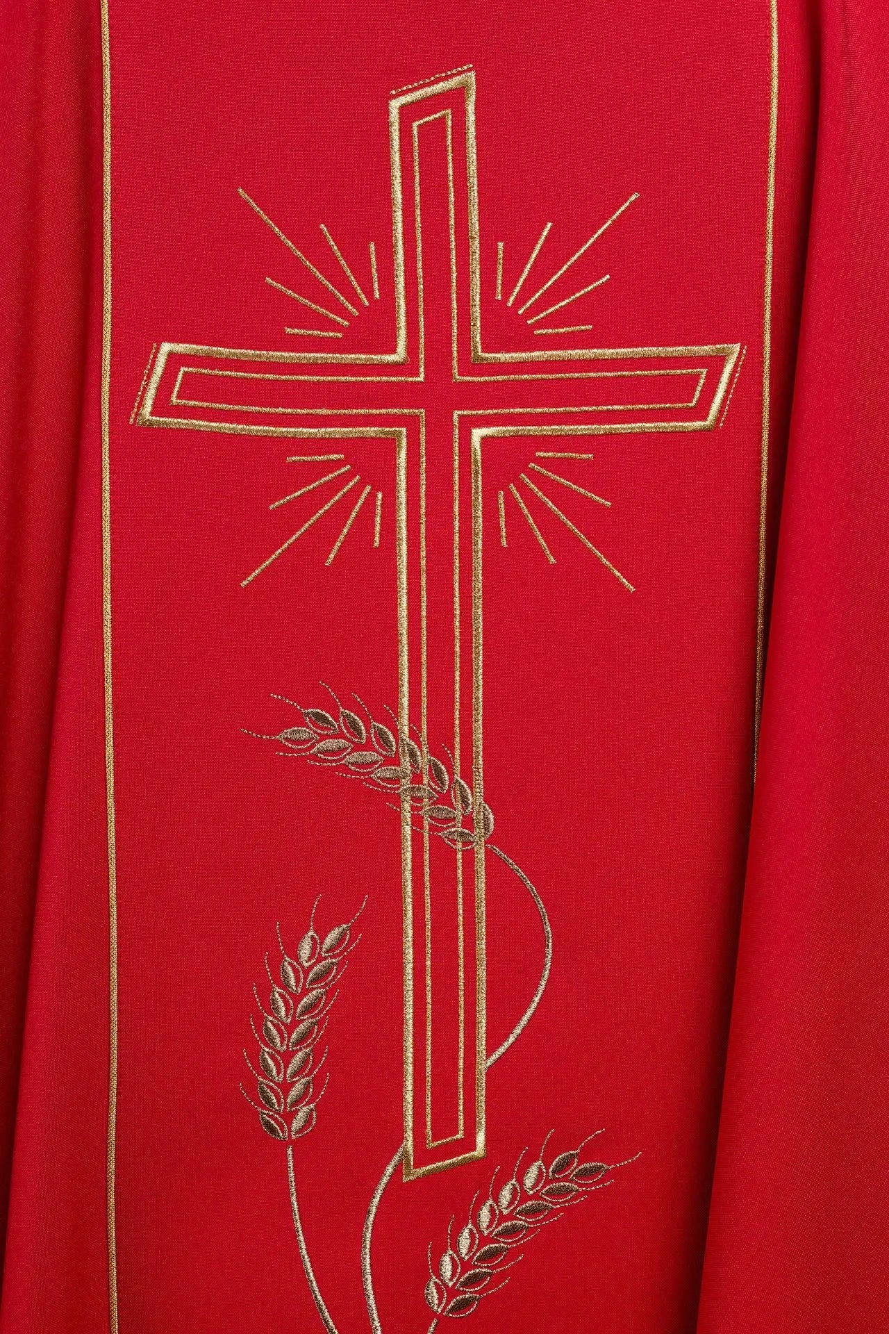 Czerwony ornat liturgiczny z szerokim haftowanym złotym pasem i krzyżem IHS