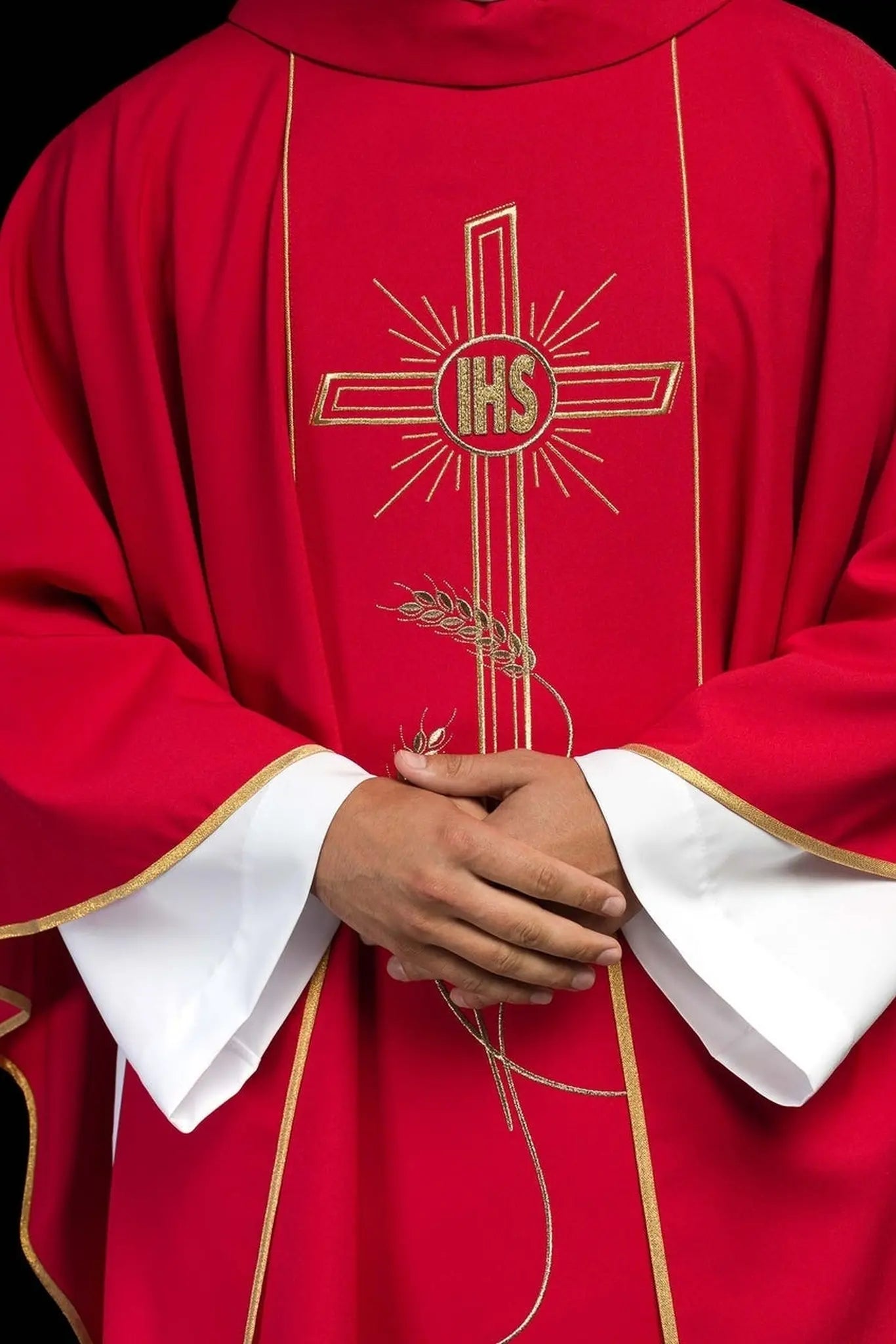 Czerwony ornat z szerokim haftowanym złotym pasem krzyża IHS