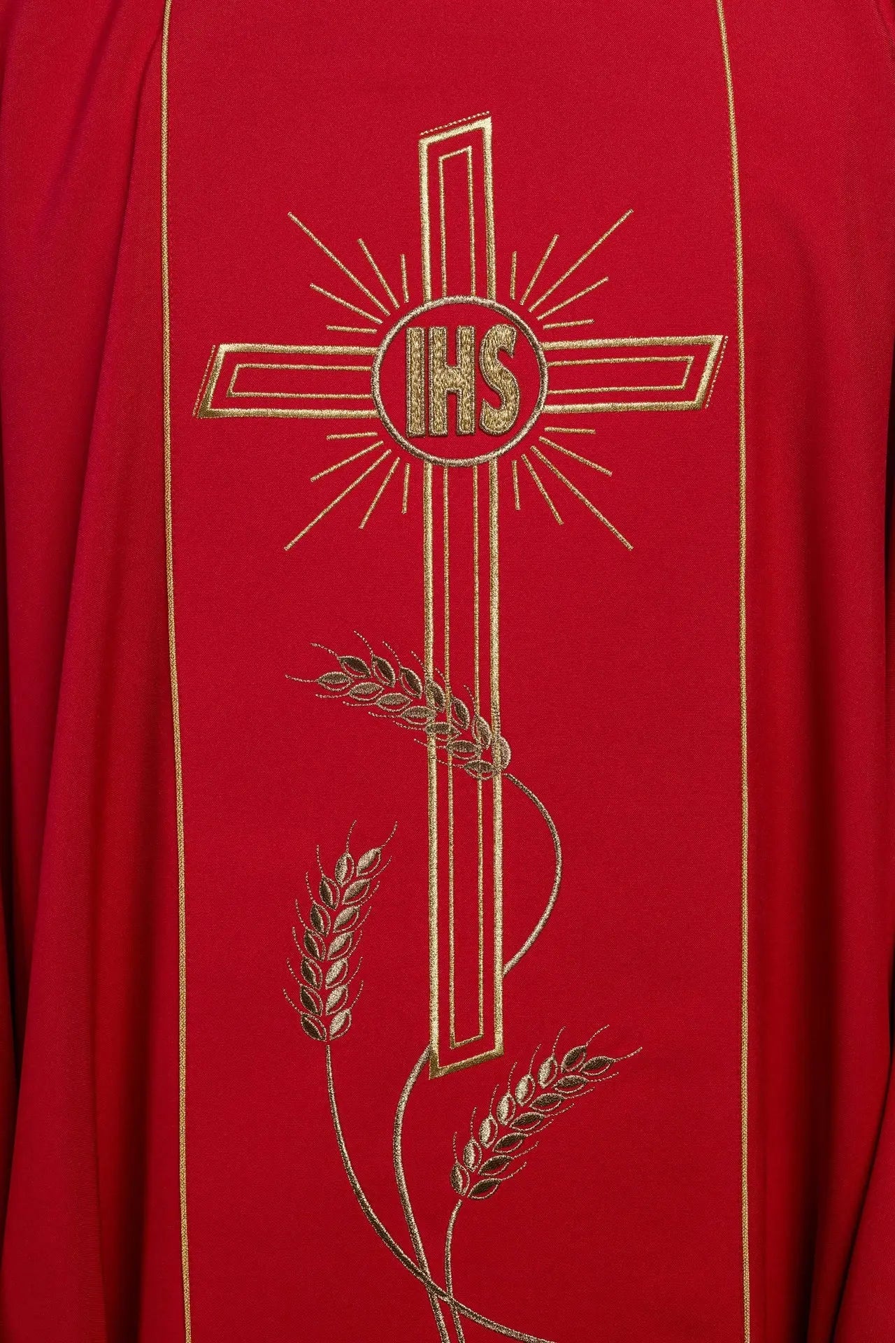 Czerwony ornat liturgiczny z szerokim haftowanym złotym pasem i krzyżem IHS
