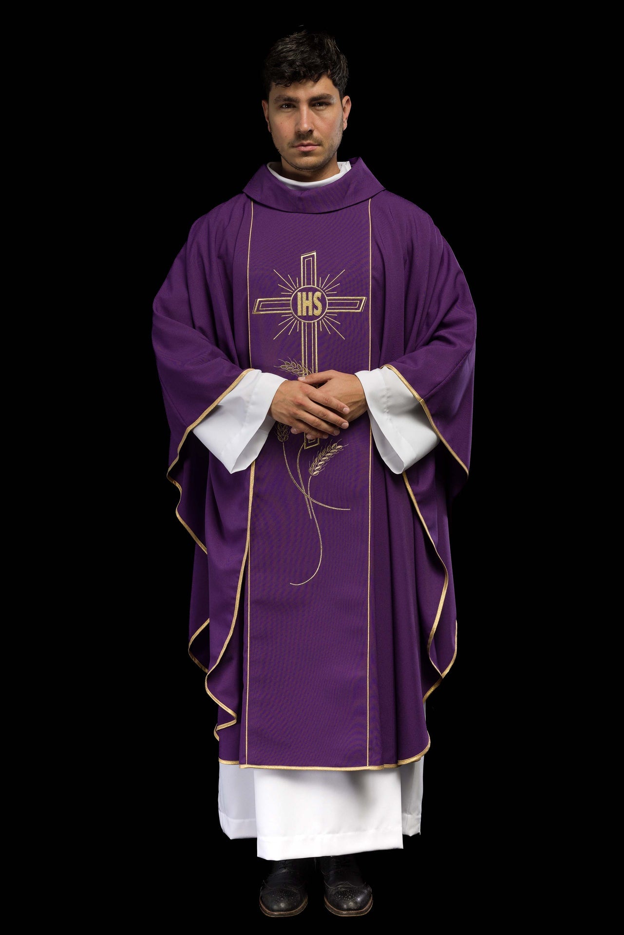 Fioletowy ornat z szerokim haftowanym złotym pasem Krzyż IHS - ORNATY.PL