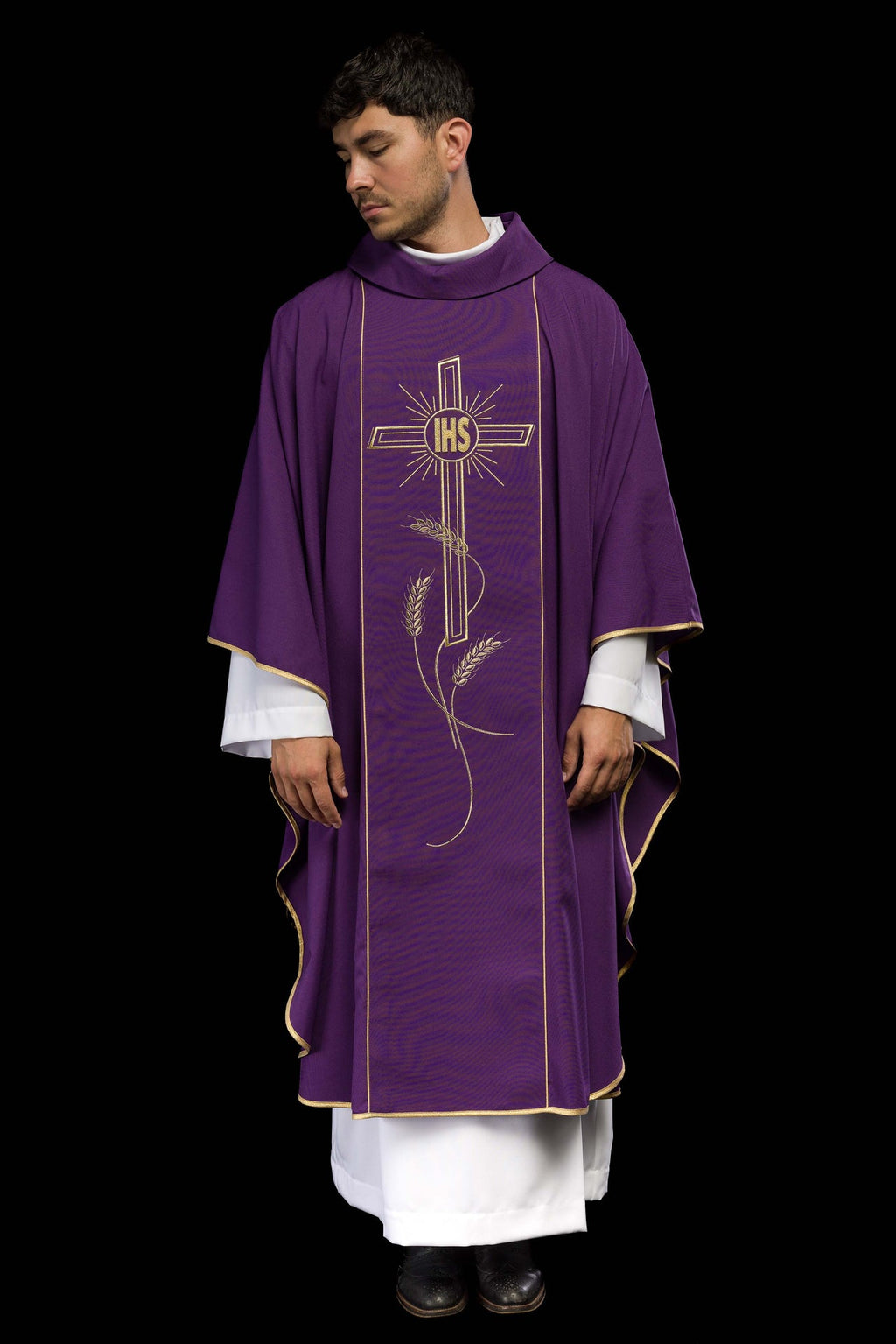 Fioletowy ornat z szerokim haftowanym złotym pasem Krzyż IHS - ORNATY.PL