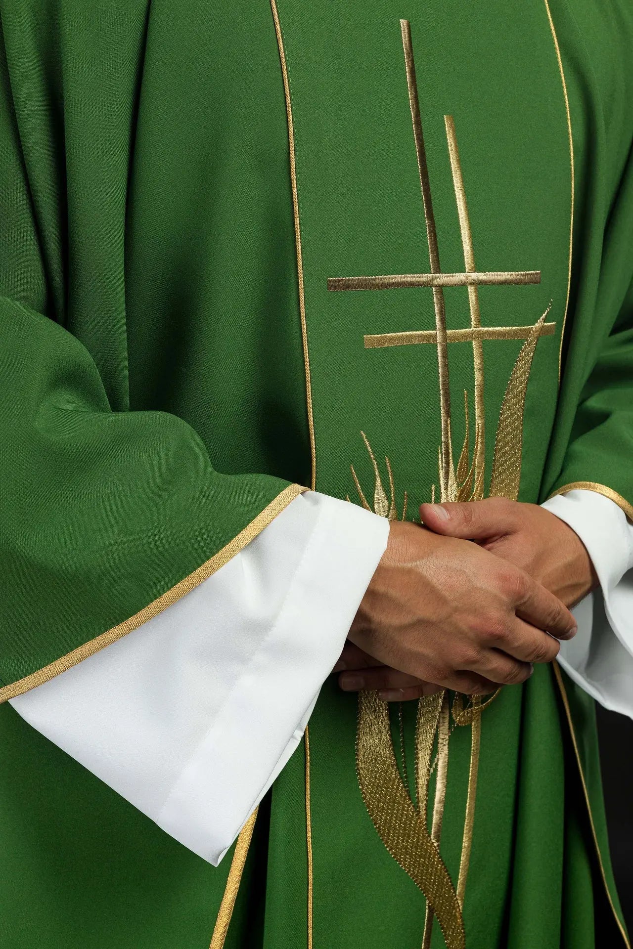 Zielony ornat haftowany motywami krzyża i uszu