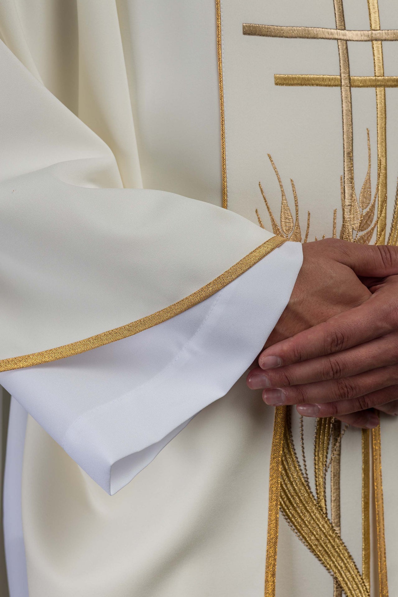 Ornat haftowany motywami krzyża i kłosów ecru - ORNATY.PL