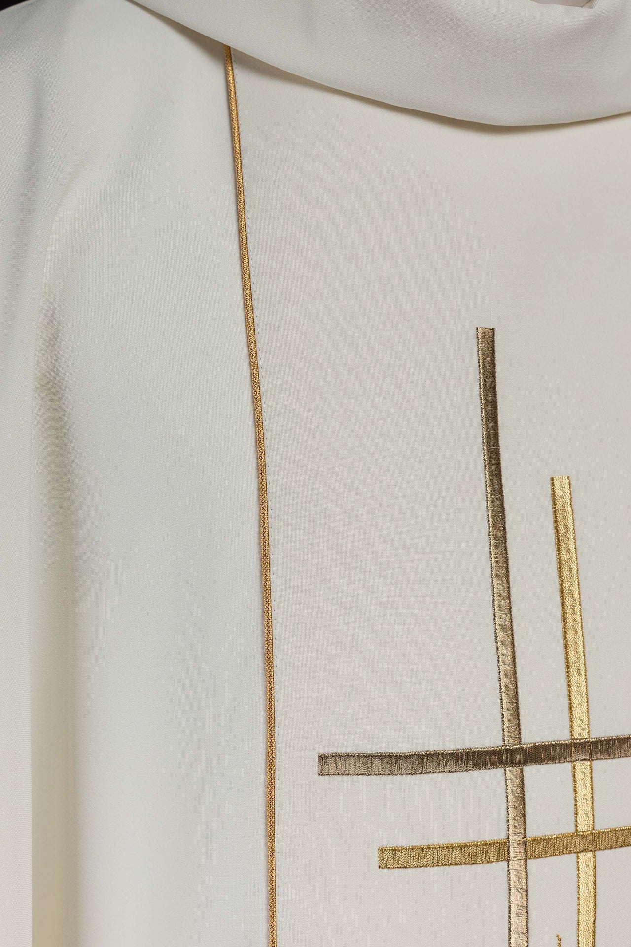 Ornat haftowany motywami krzyża i kłosów ecru - ORNATY.PL