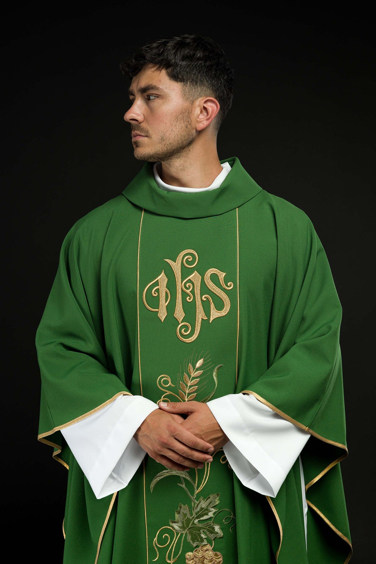Zielony ornat na pasie z haftem IHS, kłosy i winogrona - ORNATY.PL