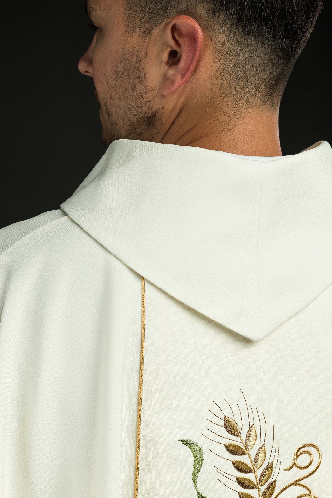 Ornat na pasie haftowany symbolem IHS, kłosy i winogrona ecru - ORNATY.PL