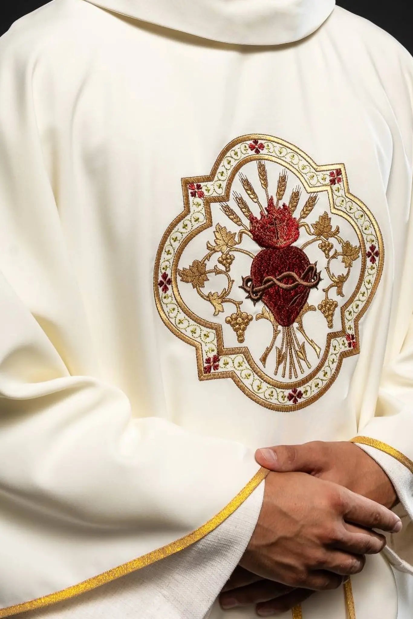 Ornat haftowany z motywem Serca Jezusowego i kielicha eucharystycznego