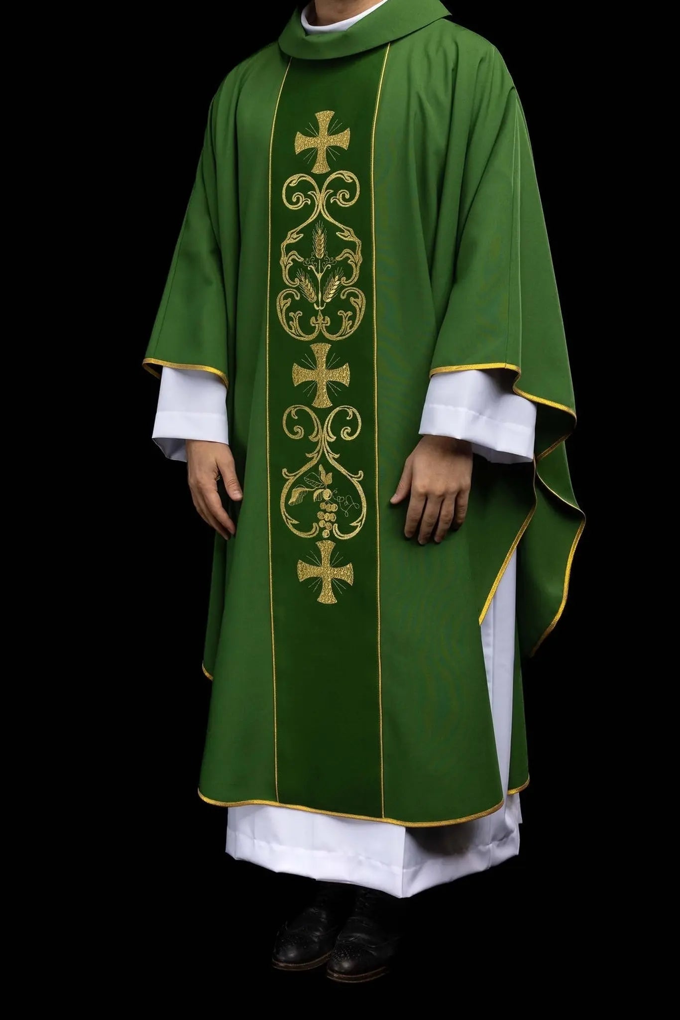 Zielona kapa z haftowanym orfrejem eucharystycznym