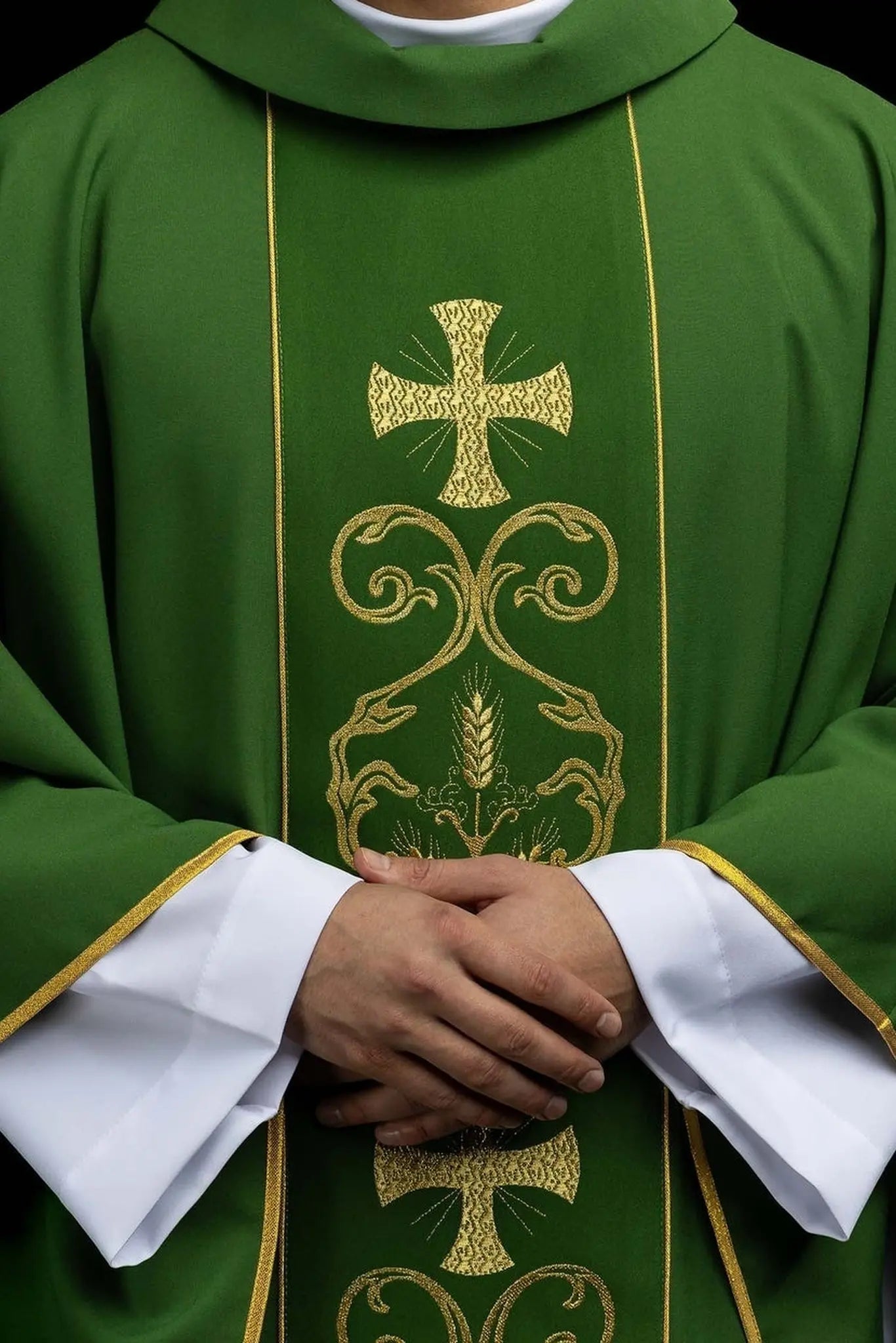 Zielona kapa z haftowanym orfrejem eucharystycznym