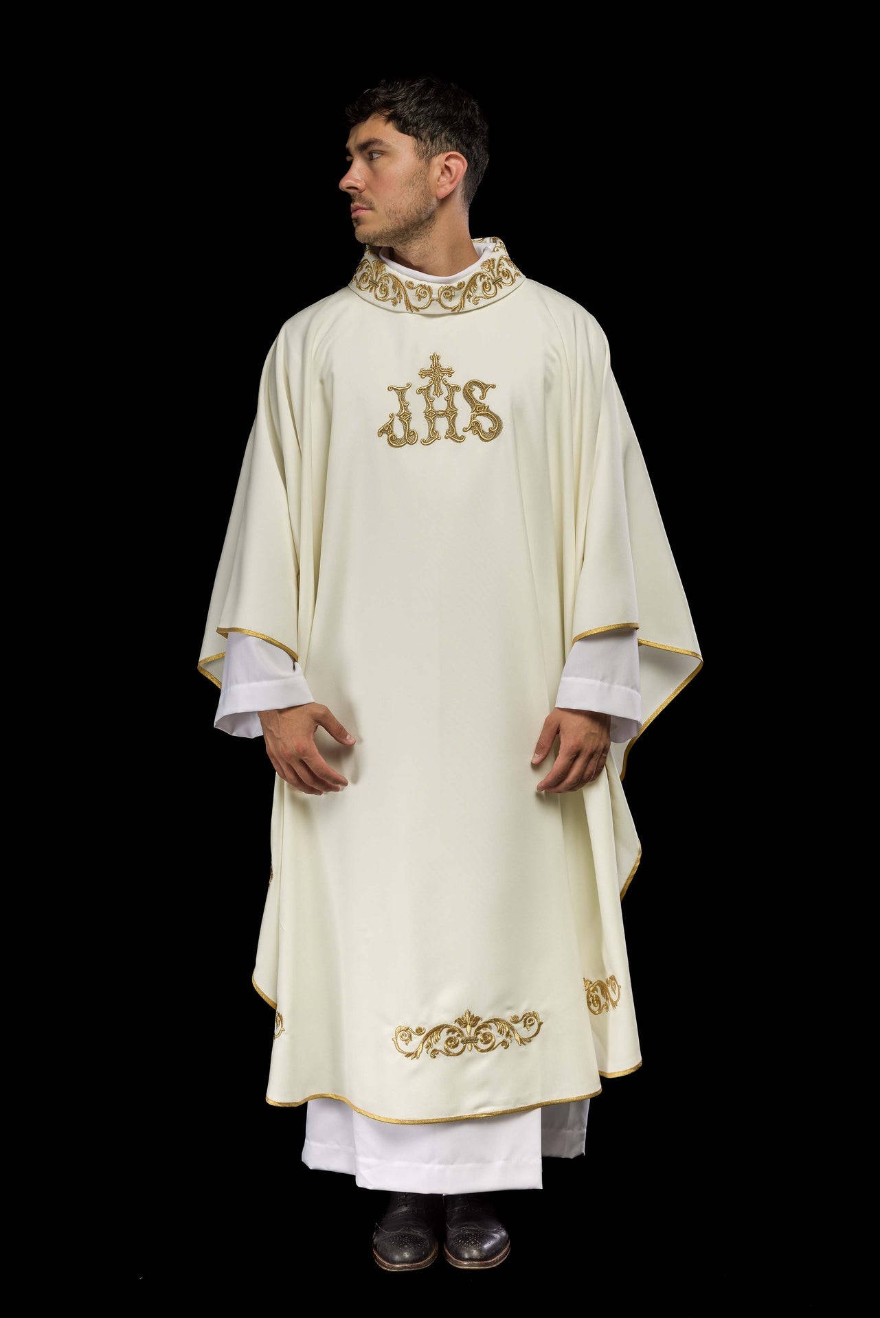 Ornat z zdobionym wykończeniem i motywem IHS - ORNATY.PL