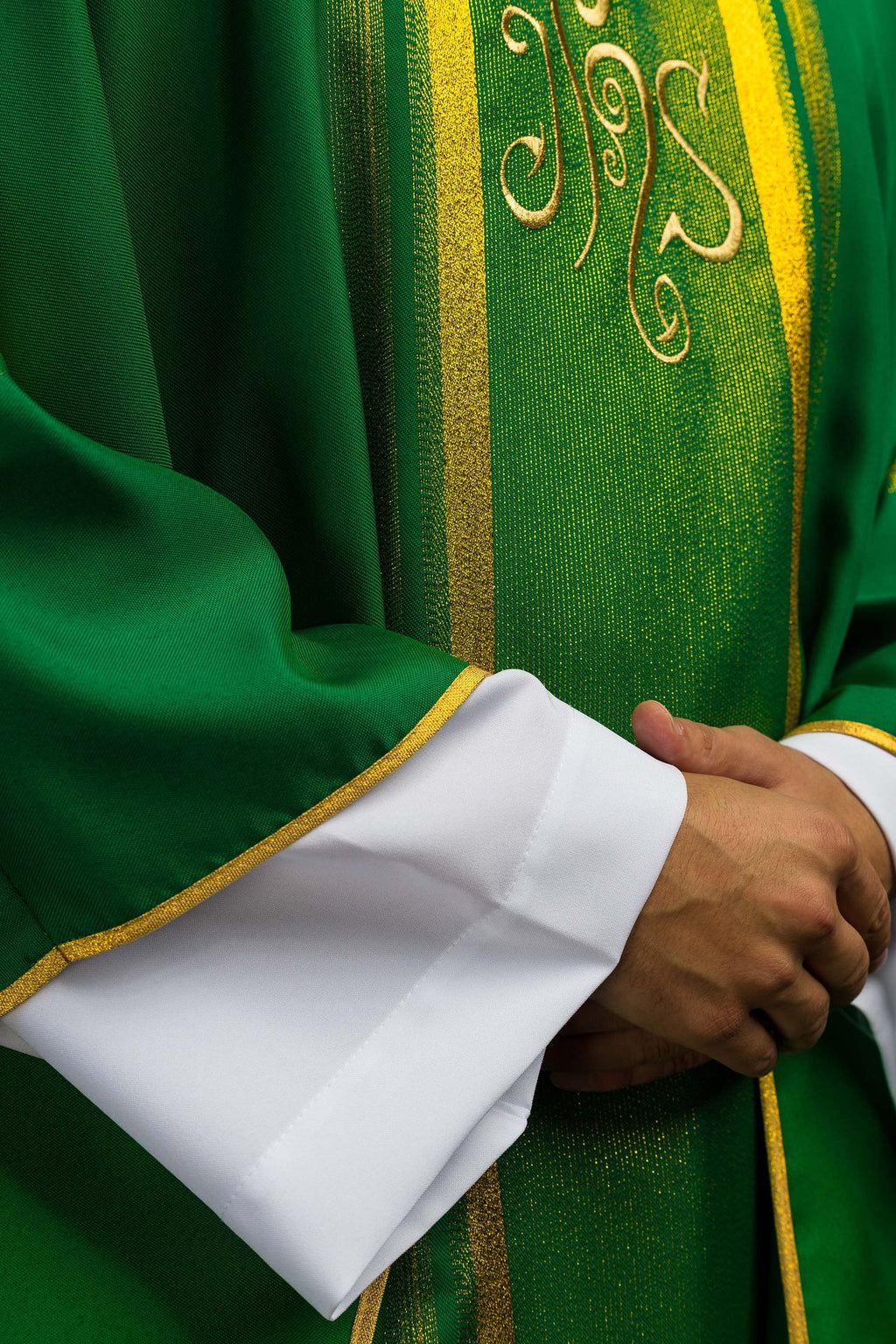 Zielony haftowany ornat z wzorem IHS ze złoceniami