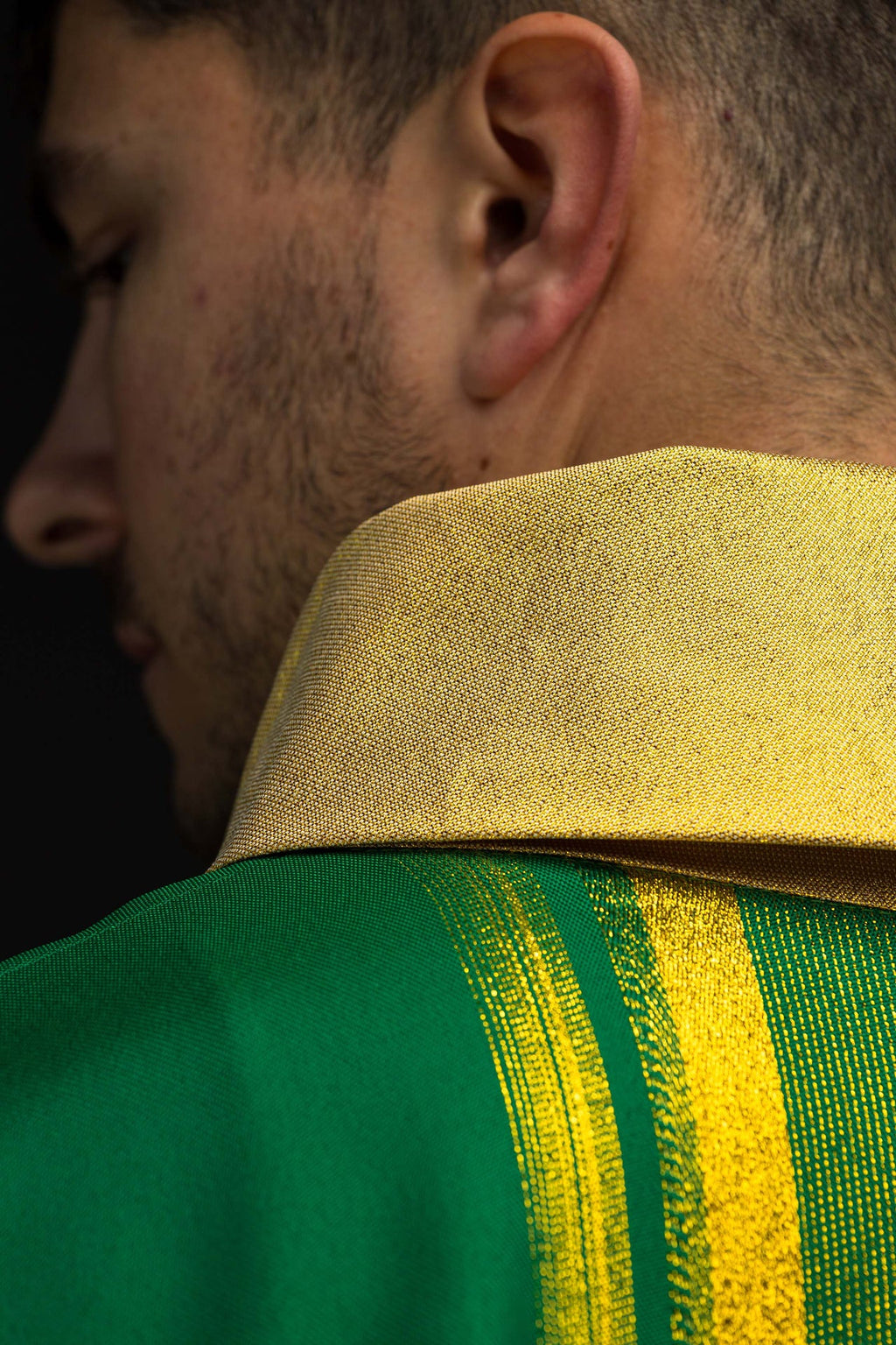 Zielony haftowany ornat z wzorem IHS ze złoceniami