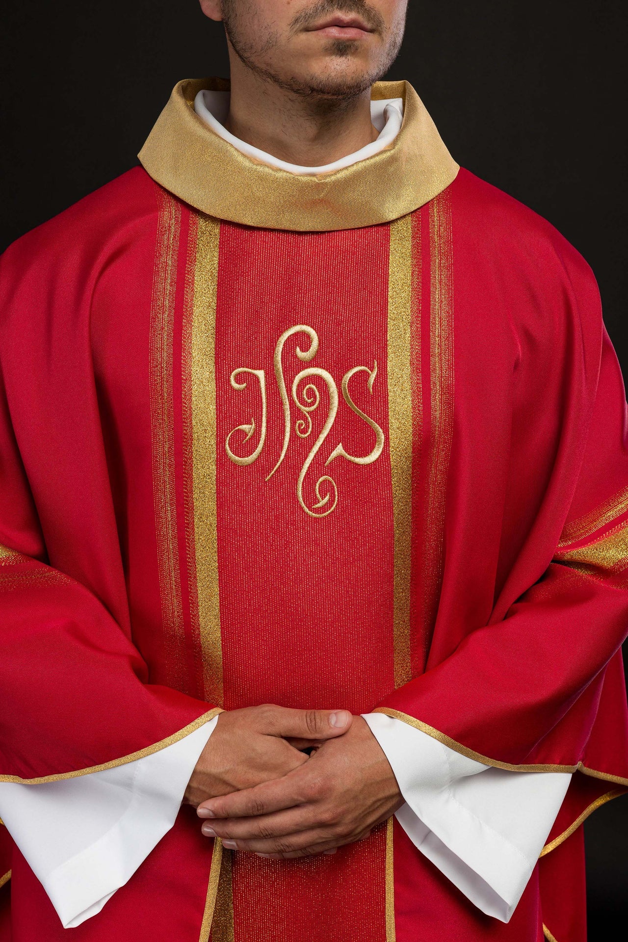 Czerwony ornat haftowany z wzorem IHS ze złoceniami - ORNATY.PL