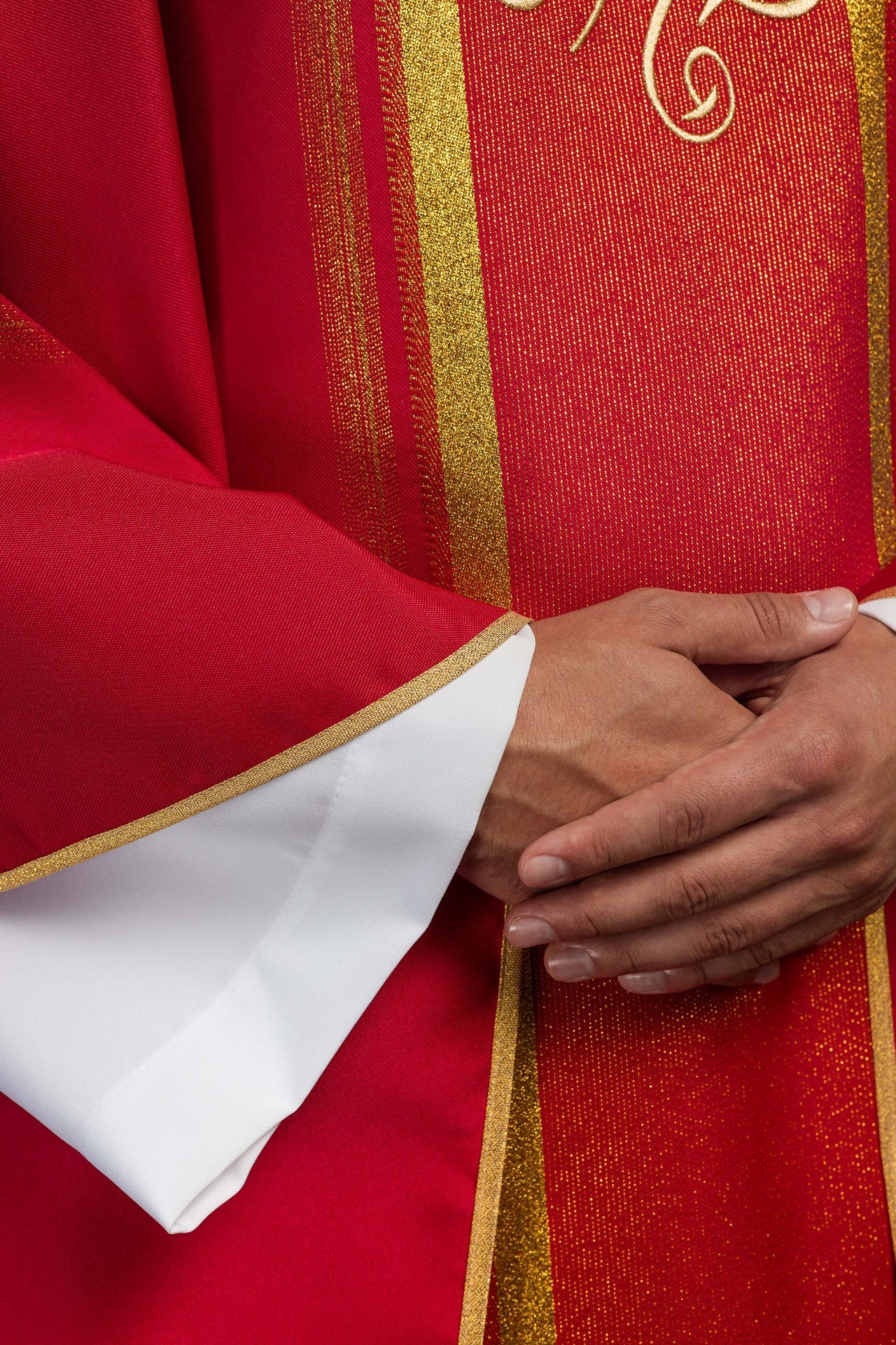 Czerwony ornat haftowany z wzorem IHS ze złoceniami - ORNATY.PL