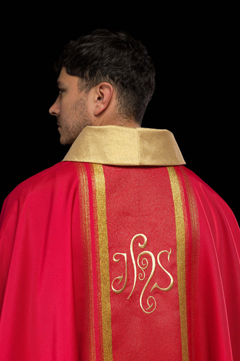 Czerwony ornat haftowany z wzorem IHS ze złoceniami - ORNATY.PL