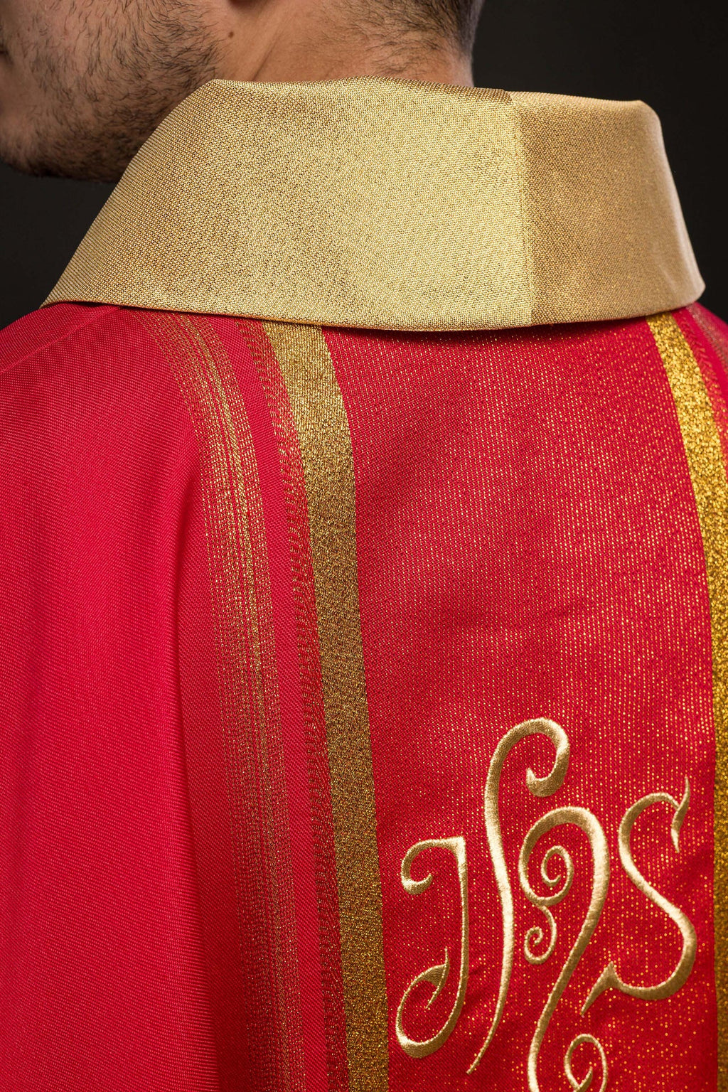 Czerwony ornat haftowany z wzorem IHS ze złoceniami - ORNATY.PL