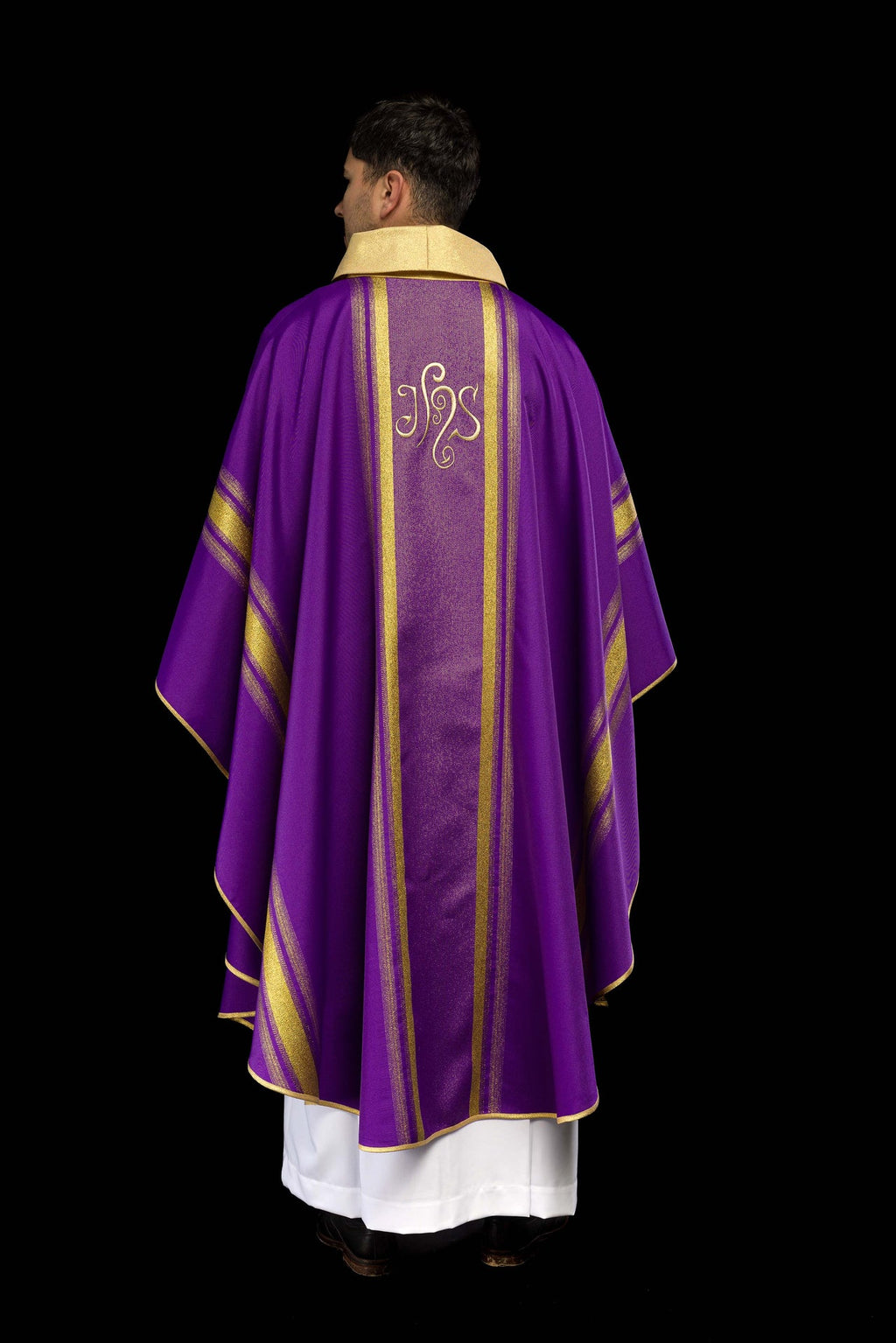 Fioletowy ornat haftowany z wzorem IHS ze złoceniami - ORNATY.PL